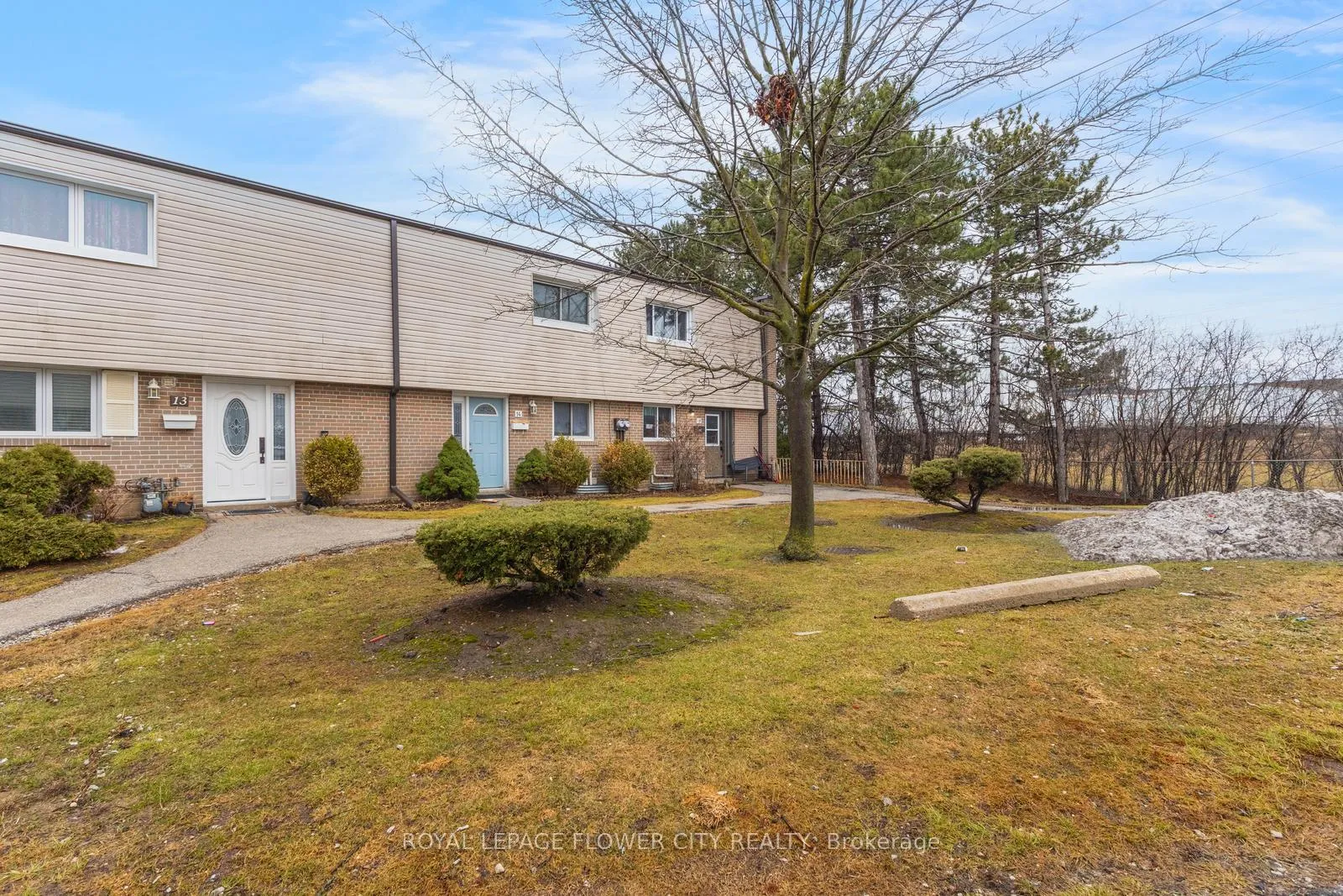 Photo 3 of Unit 19, 435 Silverstone Drive, Etobicoke, West Humber-Clairville — HOMEH