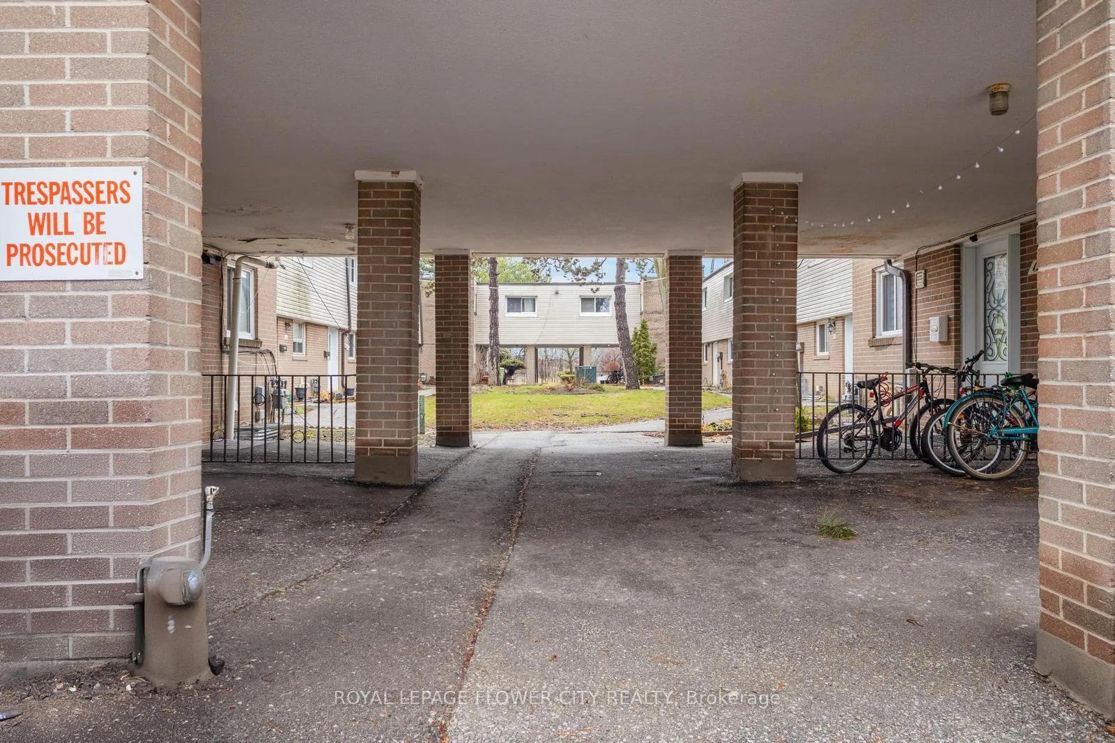 Photo 4 of Unit 19, 435 Silverstone Drive, Etobicoke, West Humber-Clairville — HOMEH