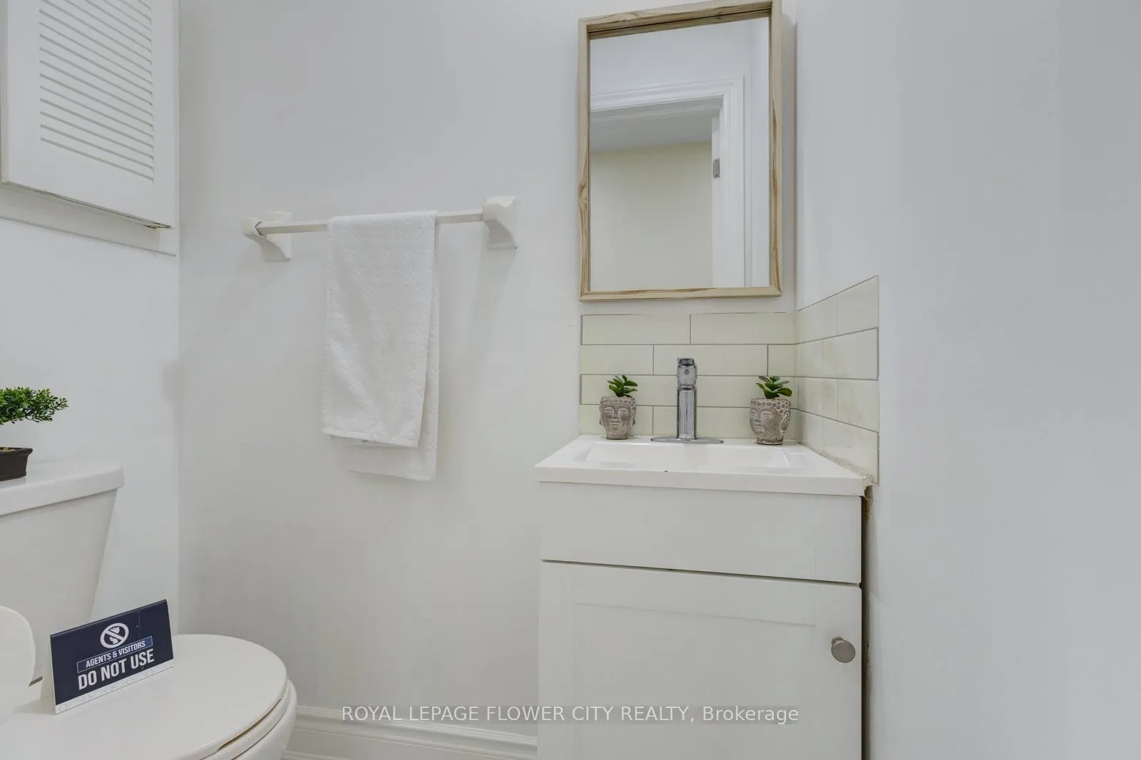 Photo 9 of Unit 19, 435 Silverstone Drive, Etobicoke, West Humber-Clairville — HOMEH