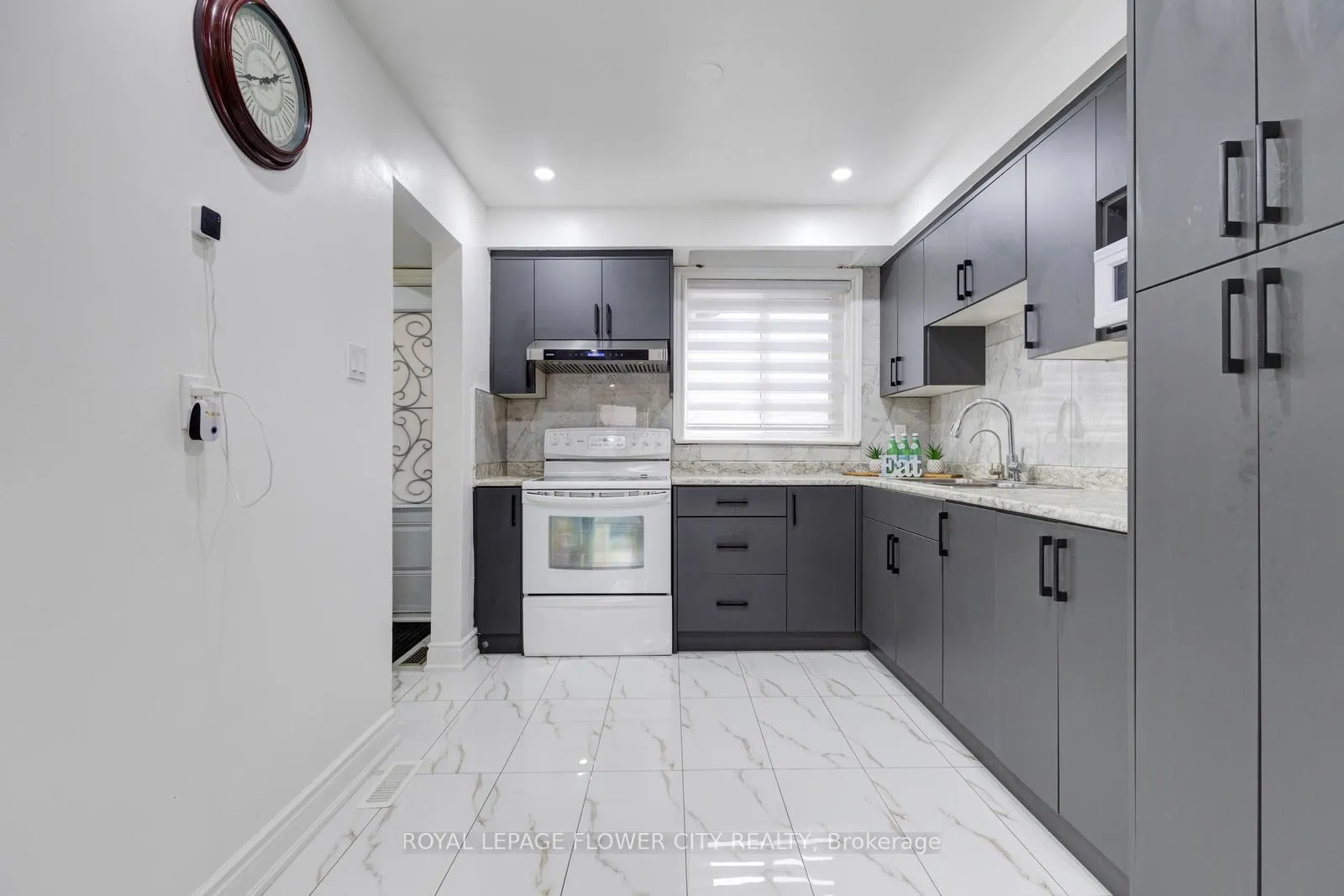 Photo 19 of Unit 19, 435 Silverstone Drive, Etobicoke, West Humber-Clairville — HOMEH
