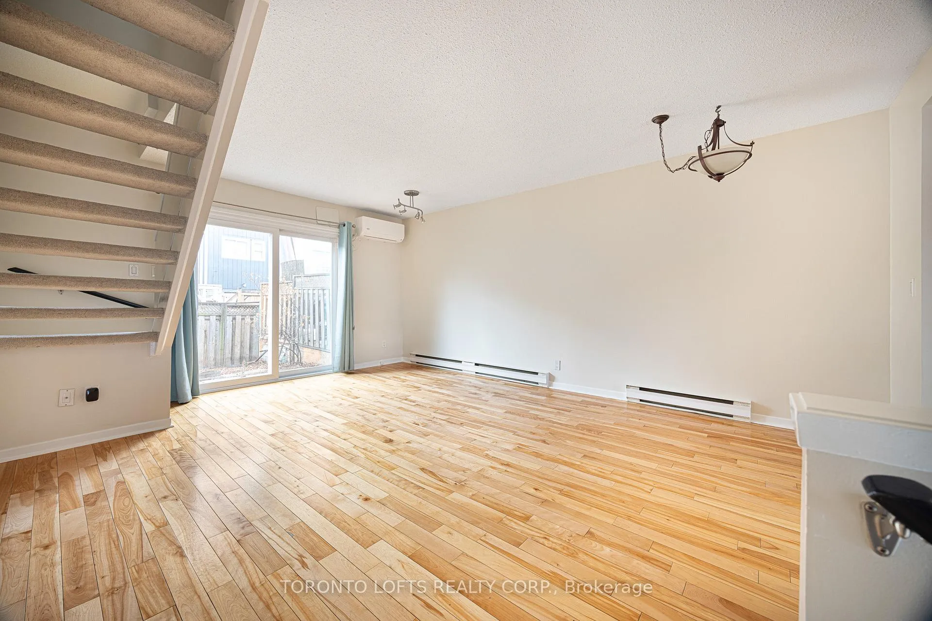 Photo 2 of 248 Milan Street, Toronto, Moss Park — HOMEH