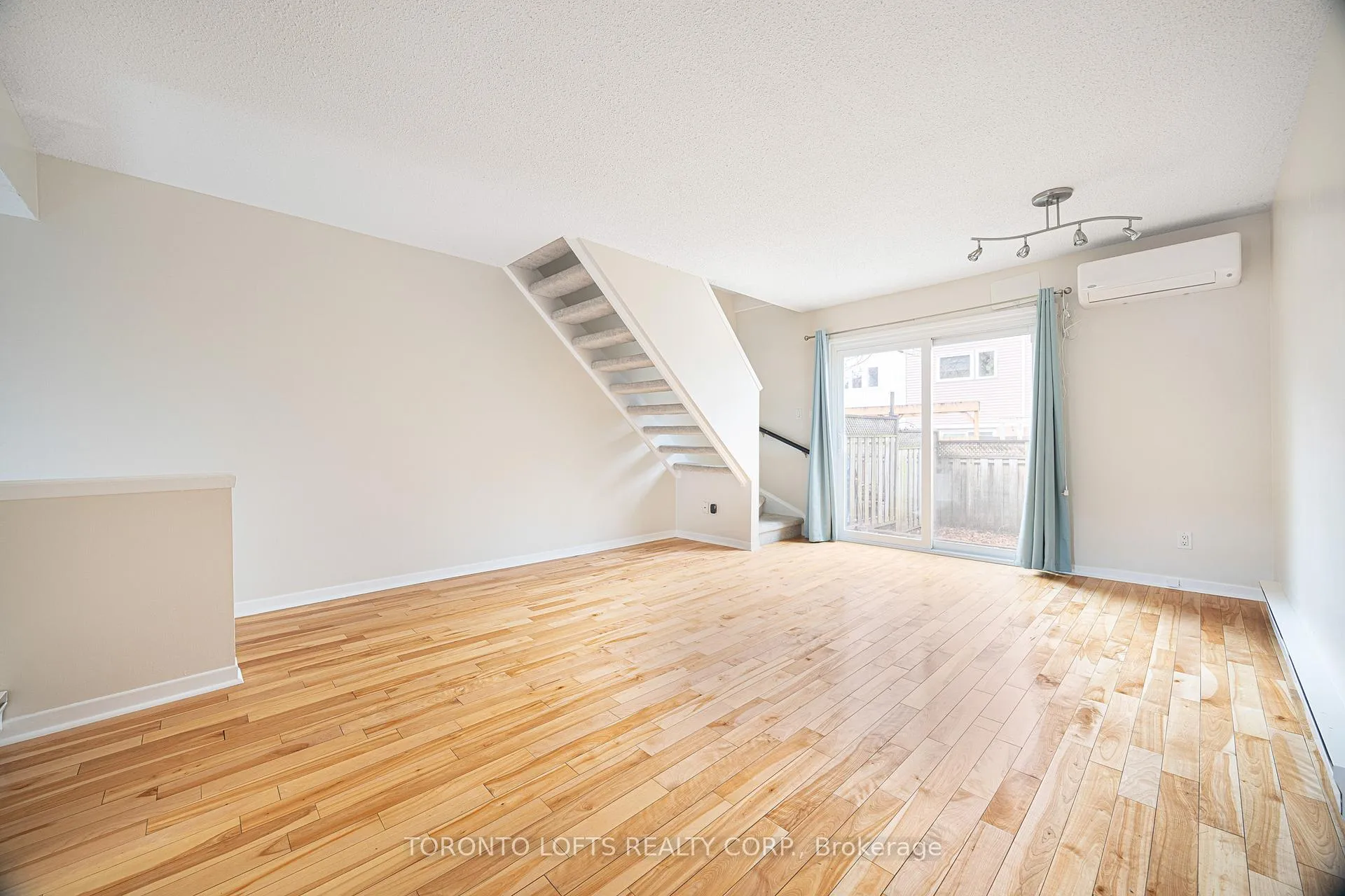 Photo 4 of 248 Milan Street, Toronto, Moss Park — HOMEH