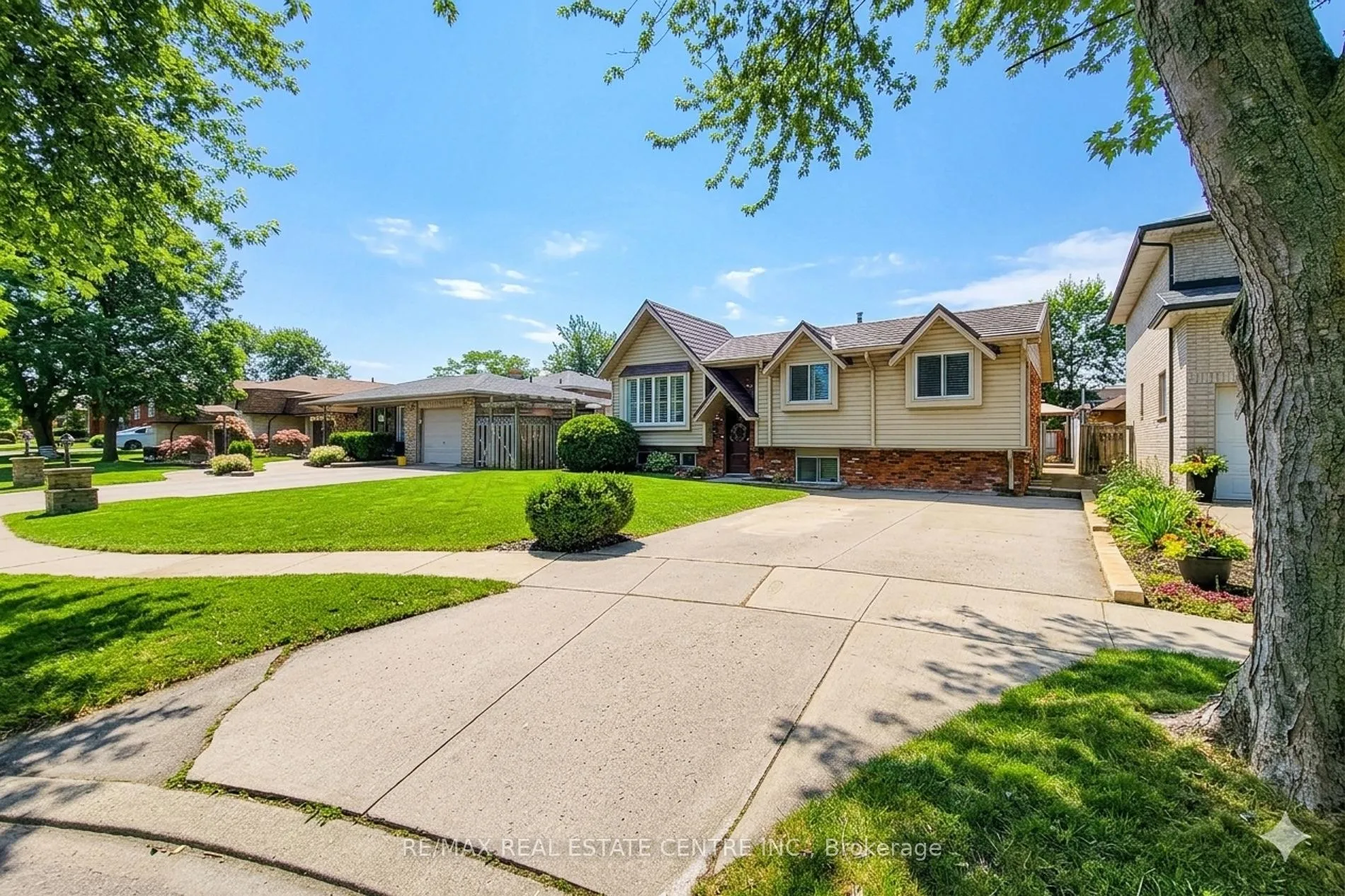 Photo 2 of 2 Ashwood Court, Hamilton, Stoney Creek — HOMEH