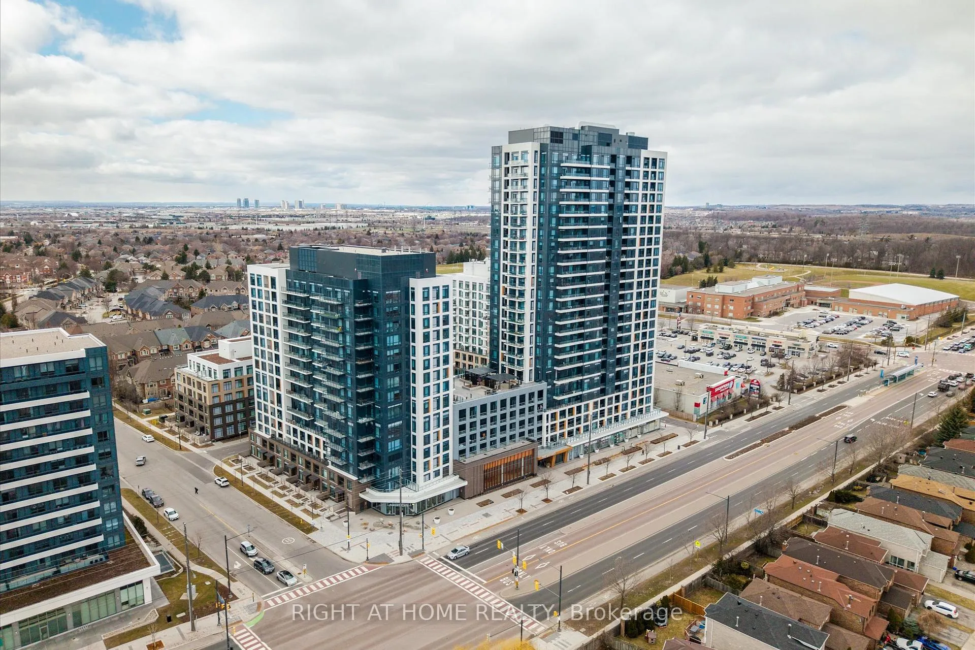 Front of Unit 1424, 7950 Bathurst Street