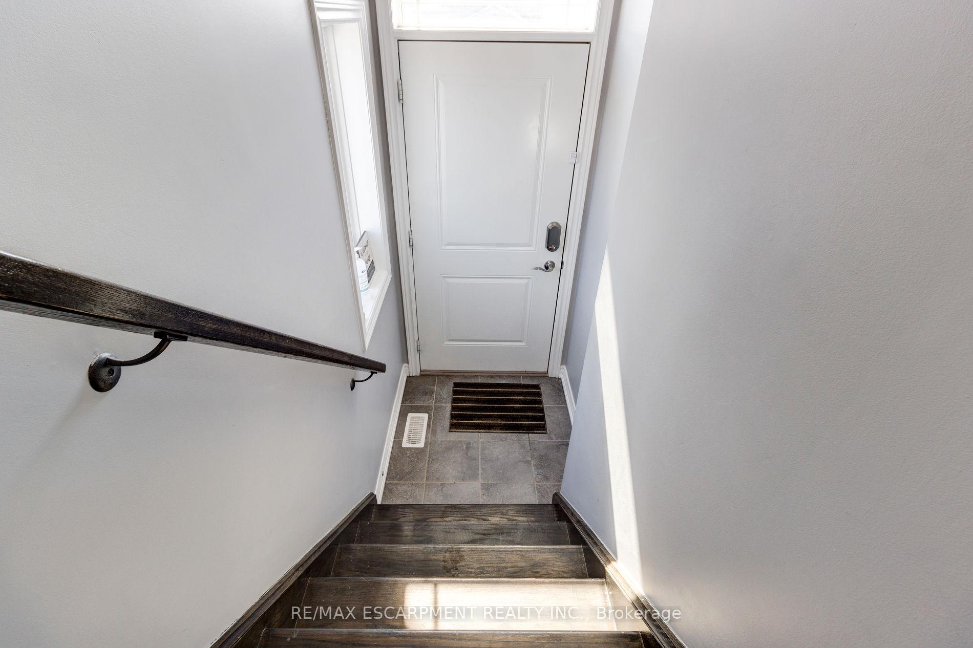 Photo 11 of 82 Bloom Crescent, Hamilton, Stoney Creek — HOMEH