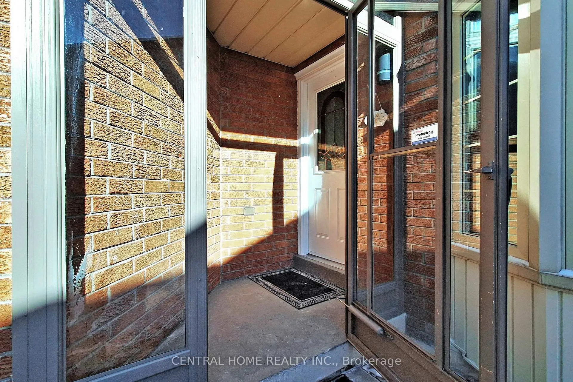Photo 2 of 30 Moffat Crescent, Aurora, Aurora Heights — HOMEH