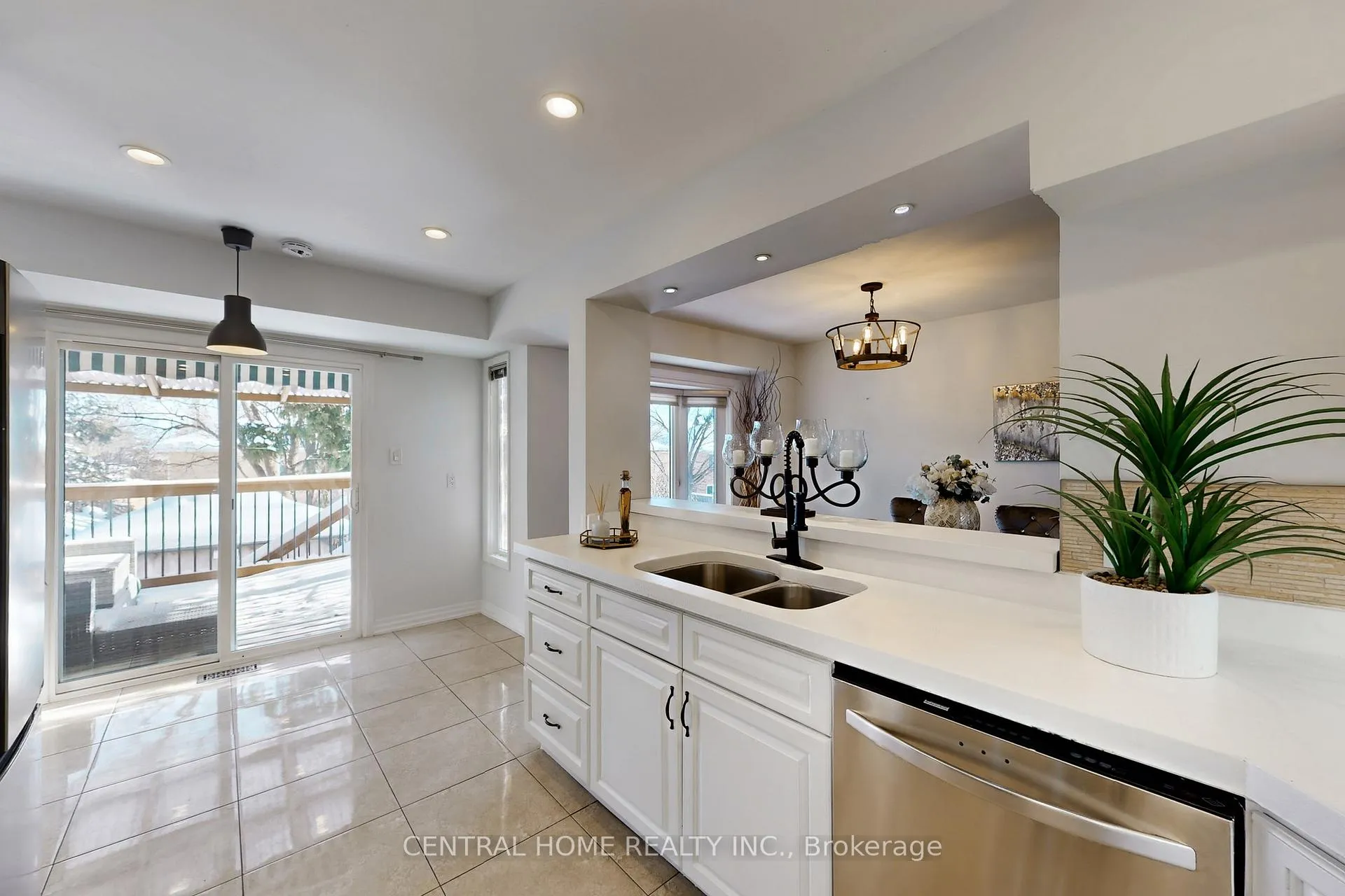 Photo 17 of 30 Moffat Crescent, Aurora, Aurora Heights — HOMEH