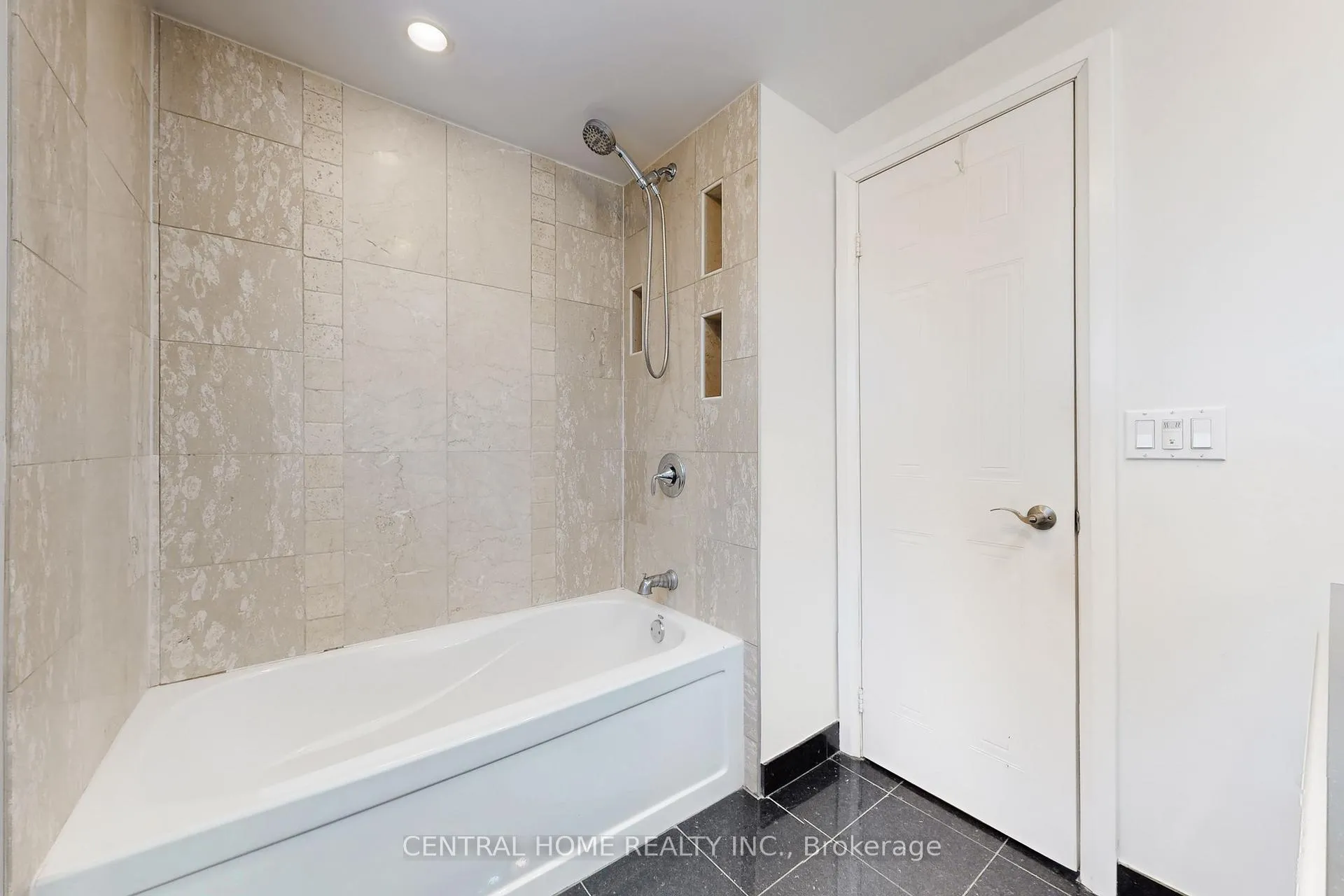 Photo 25 of 30 Moffat Crescent, Aurora, Aurora Heights — HOMEH