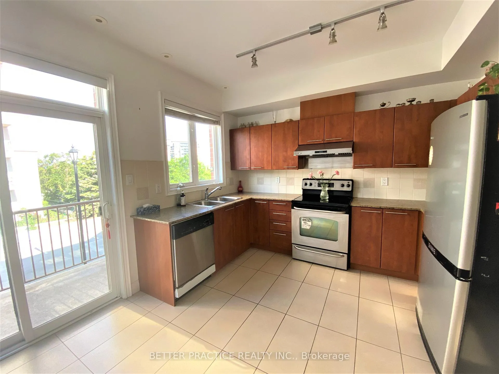Photo 4 of 5 Saddlecreek Drive, Markham, Commerce Valley — HOMEH