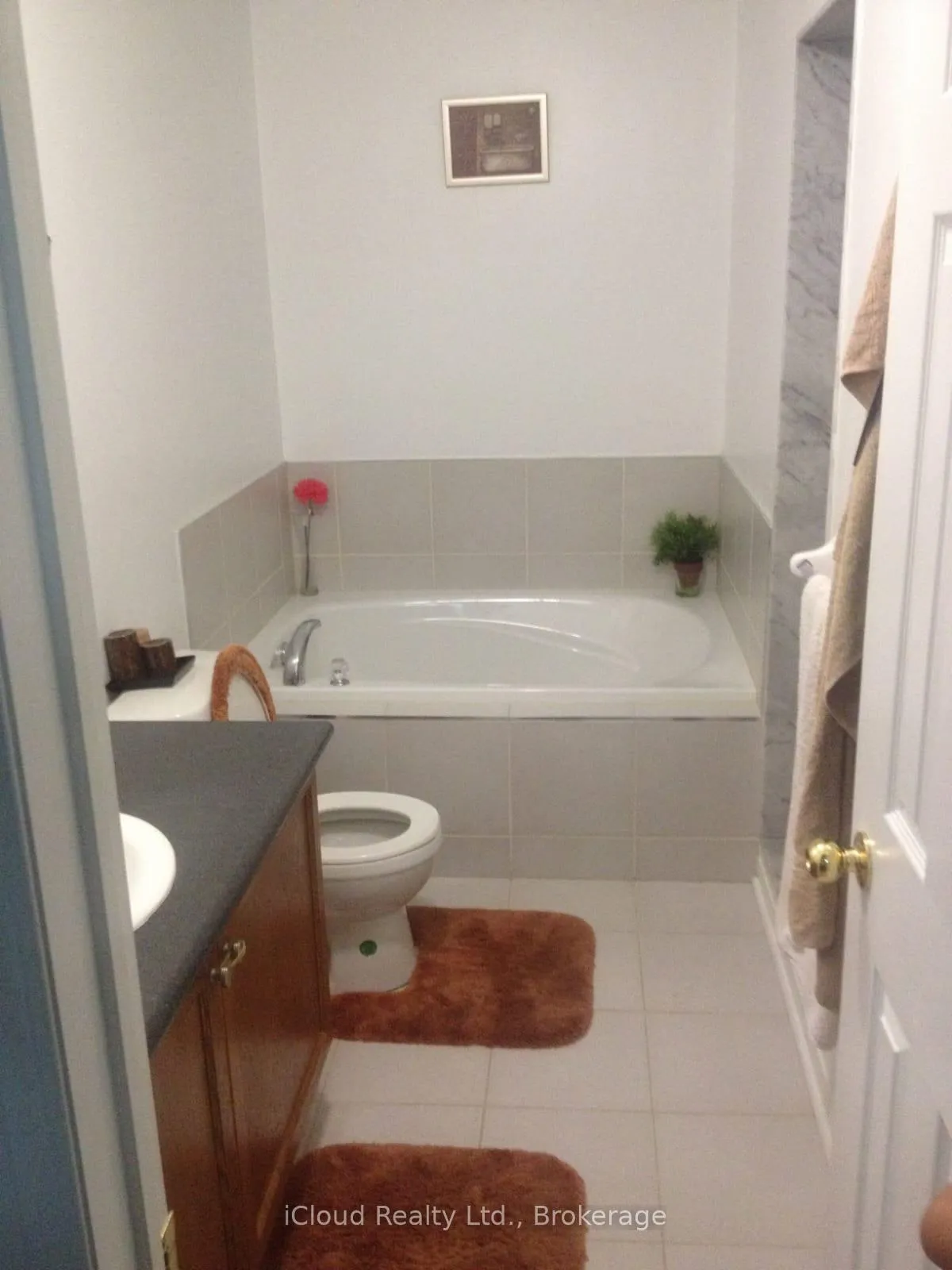 Photo 16 of 42 Flurry Circle, Brampton, Credit Valley — HOMEH