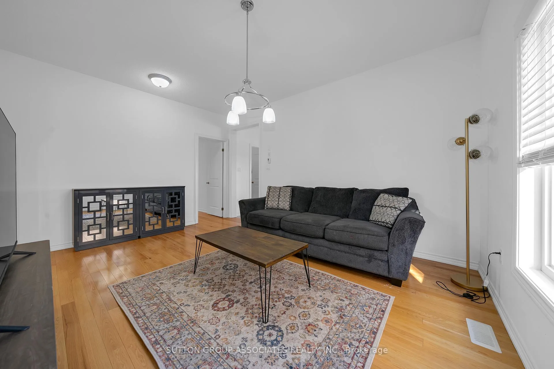 Photo 4 of 130 Lyle Drive, Clarington, Bowmanville — HOMEH