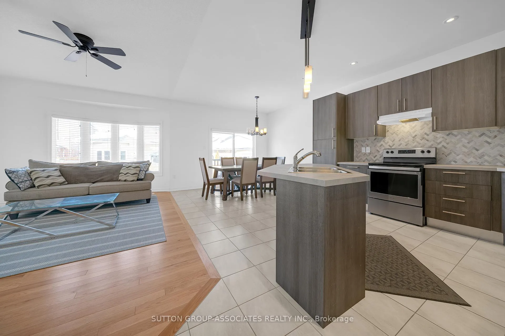 Photo 5 of 130 Lyle Drive, Clarington, Bowmanville — HOMEH