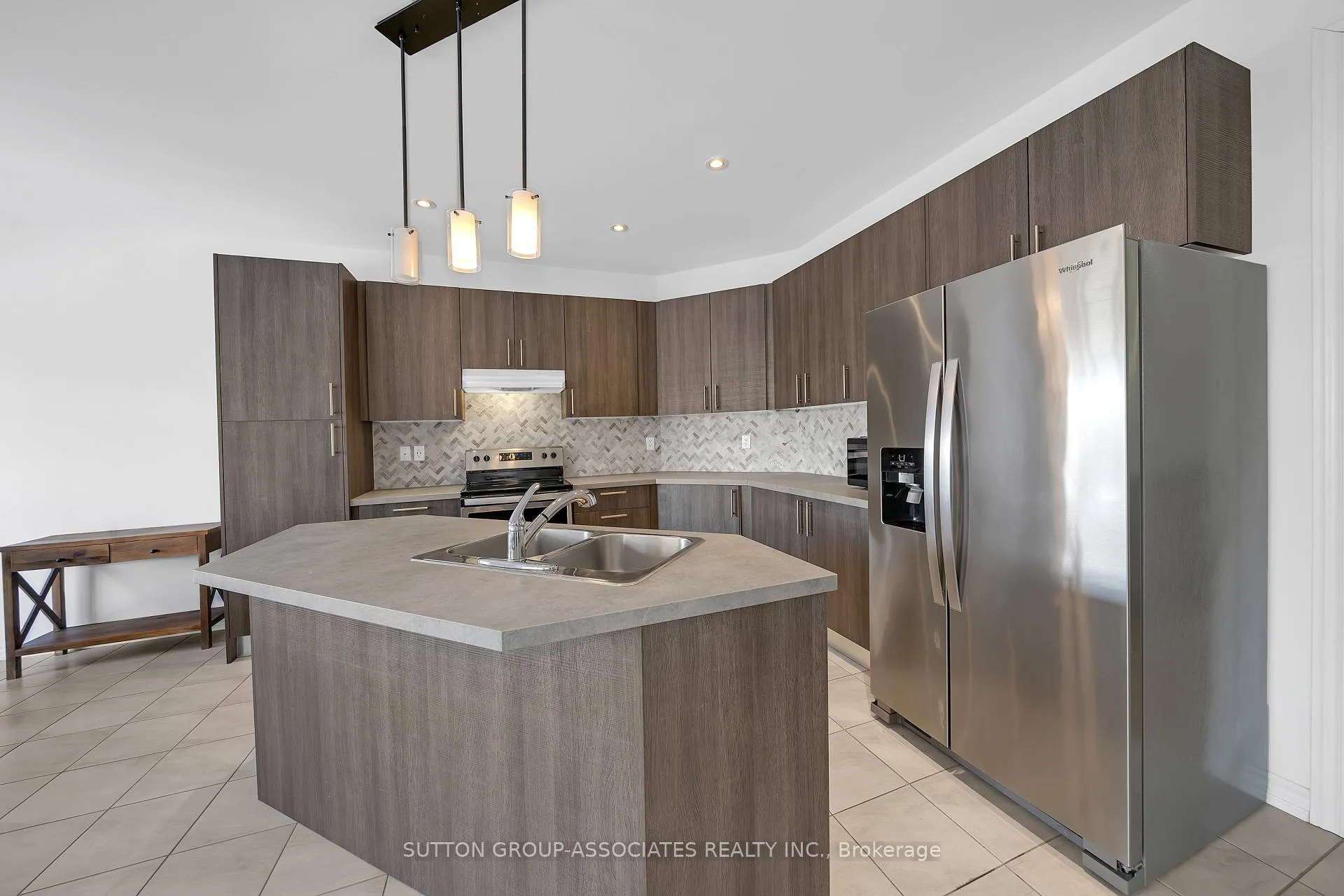 Photo 11 of 130 Lyle Drive, Clarington, Bowmanville — HOMEH