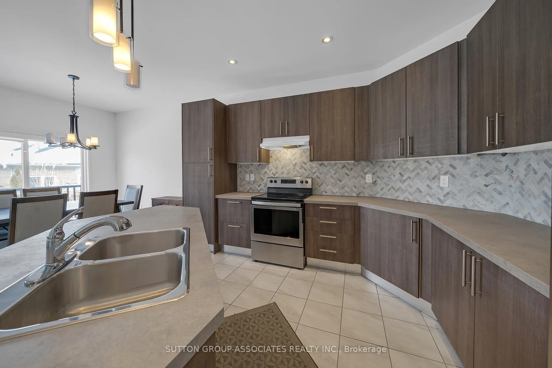Photo 12 of 130 Lyle Drive, Clarington, Bowmanville — HOMEH