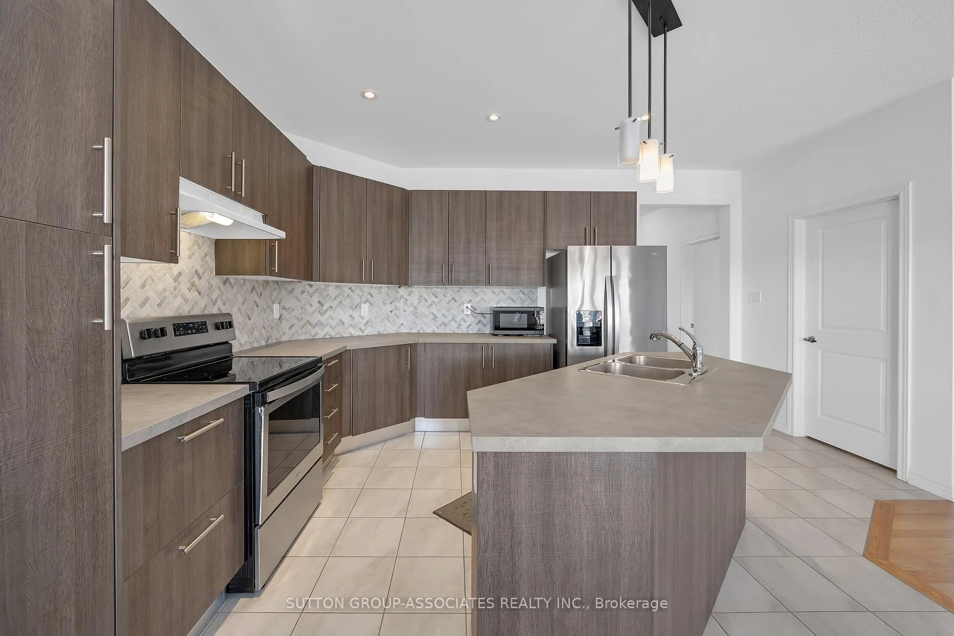 Photo 13 of 130 Lyle Drive, Clarington, Bowmanville — HOMEH