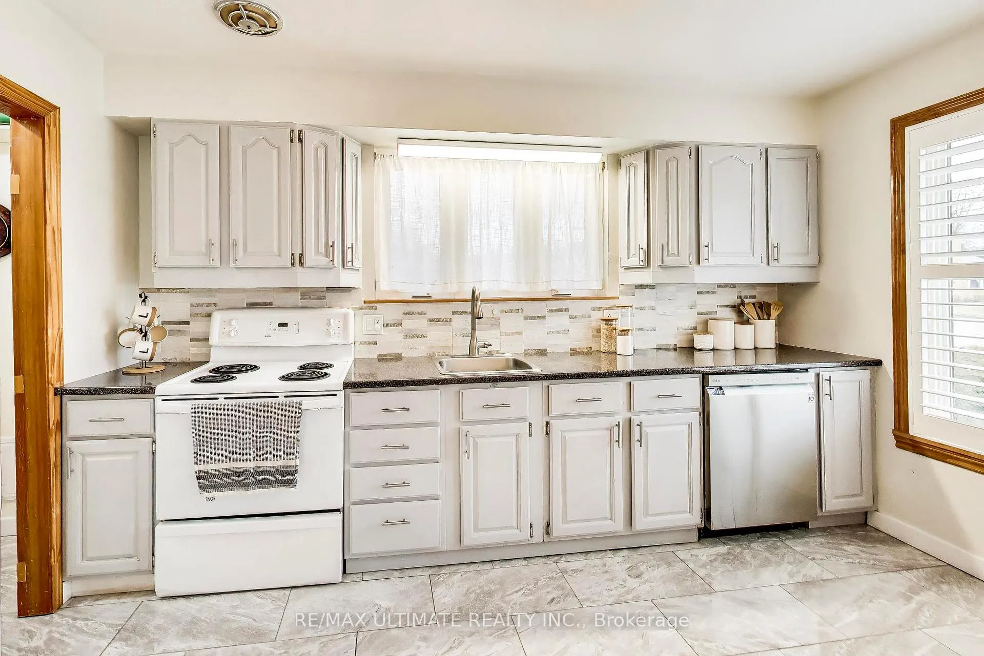Photo 7 of 214 Riverplace Crescent, Milton, Old Milton — HOMEH