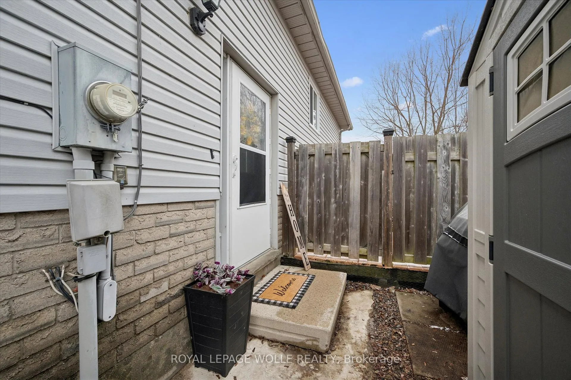Photo 3 of 20 Ivy Crescent, Brant, Paris — HOMEH