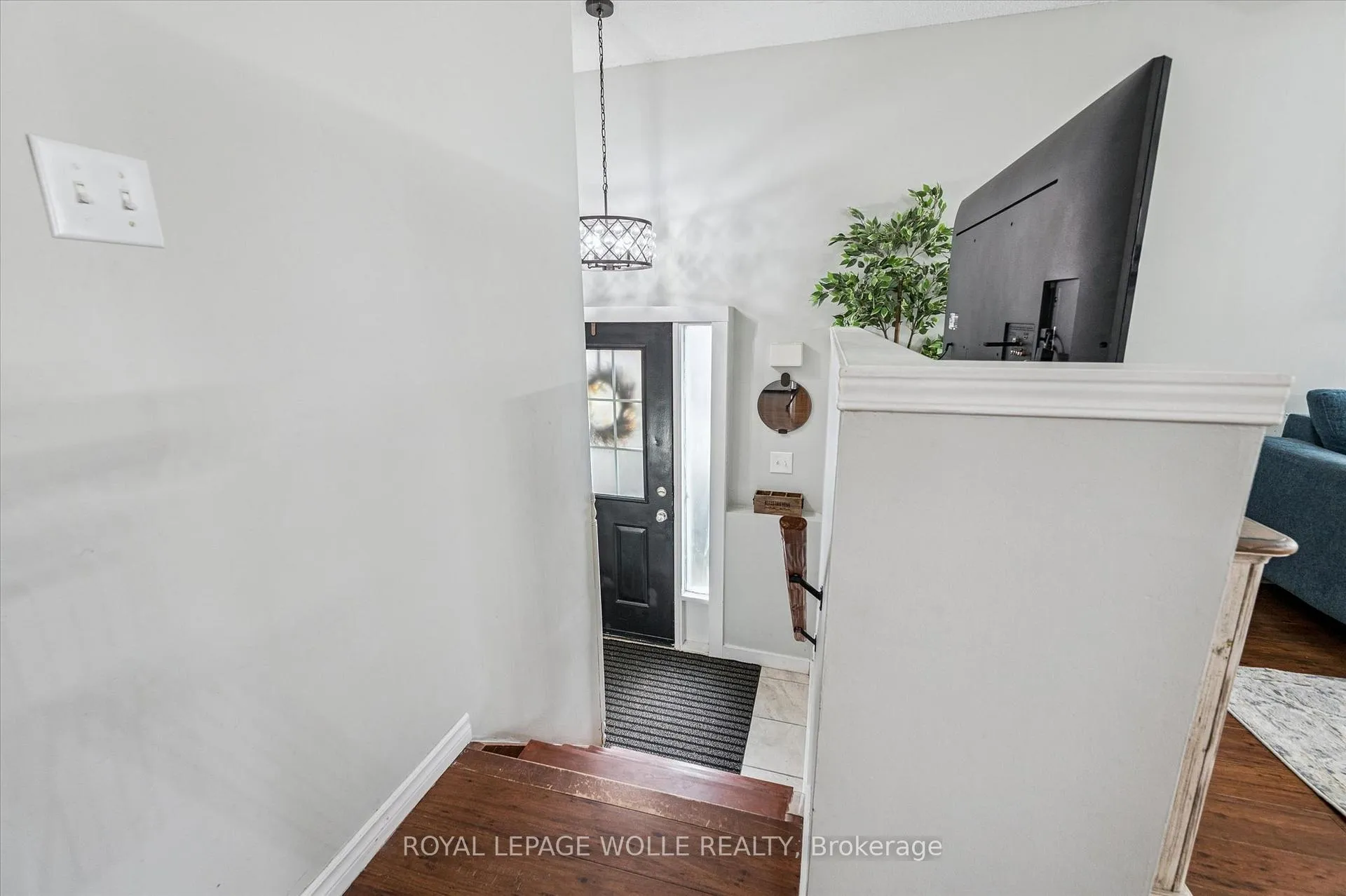 Photo 5 of 20 Ivy Crescent, Brant, Paris — HOMEH