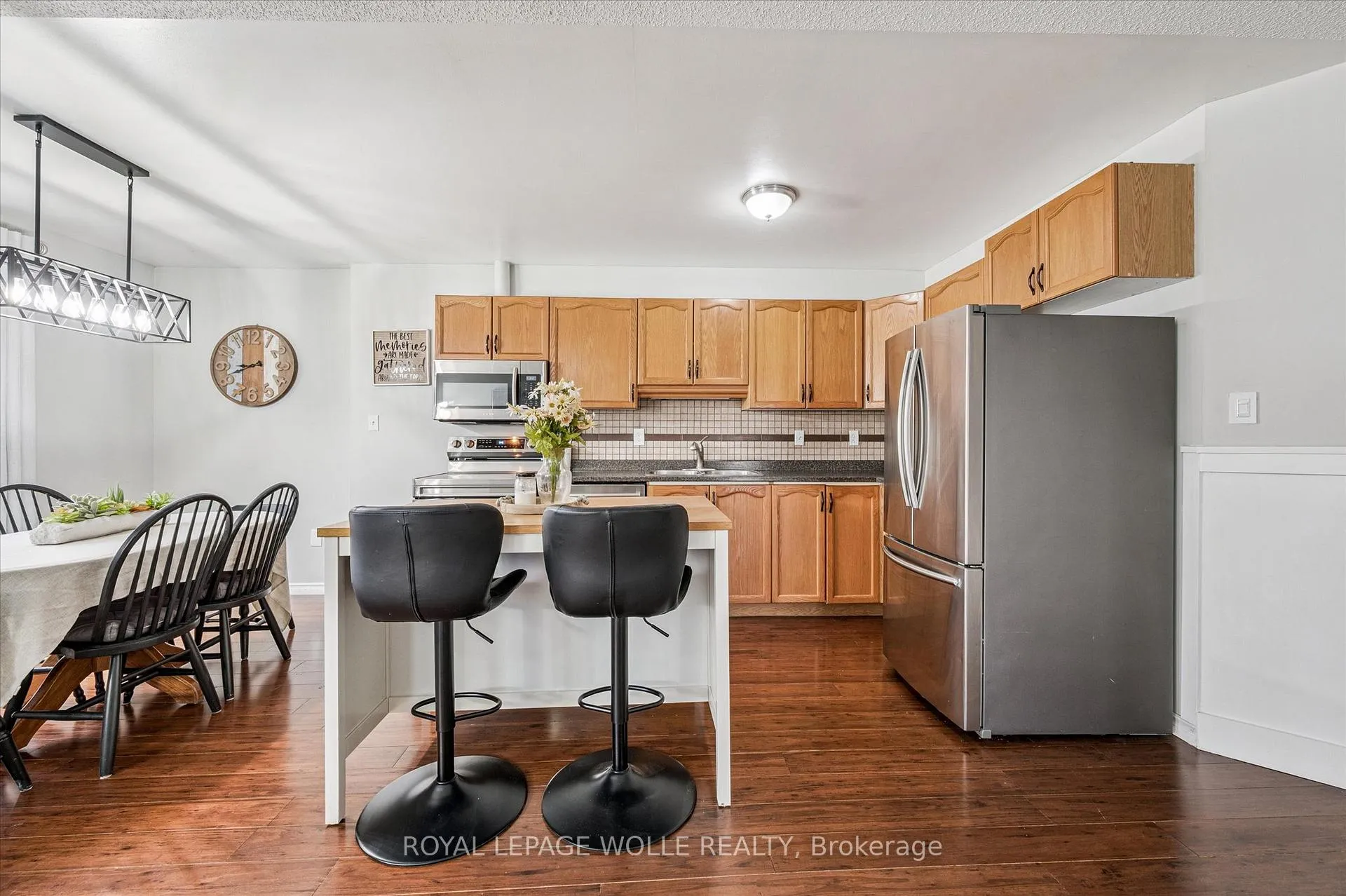 Photo 9 of 20 Ivy Crescent, Brant, Paris — HOMEH