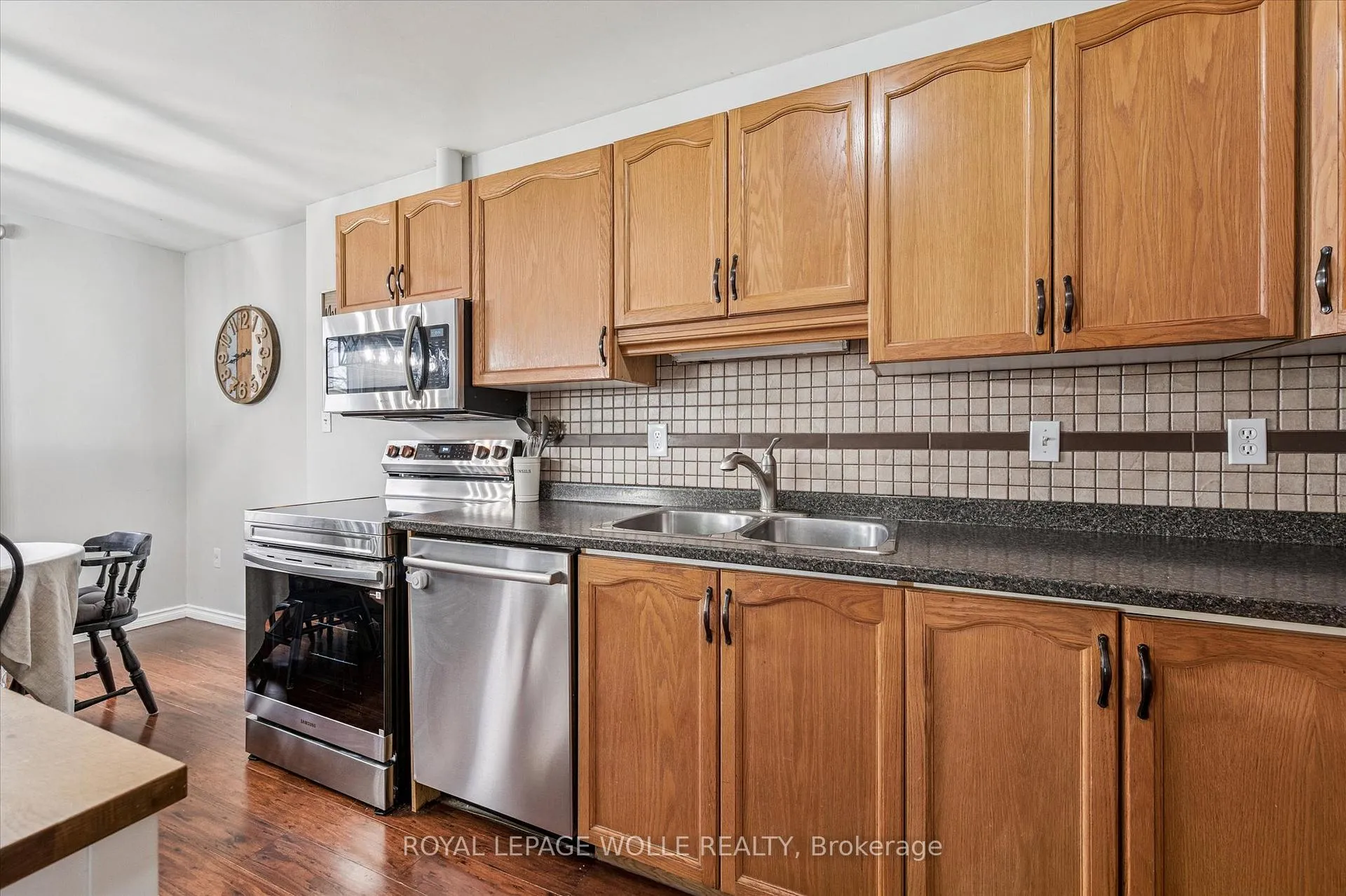 Photo 11 of 20 Ivy Crescent, Brant, Paris — HOMEH