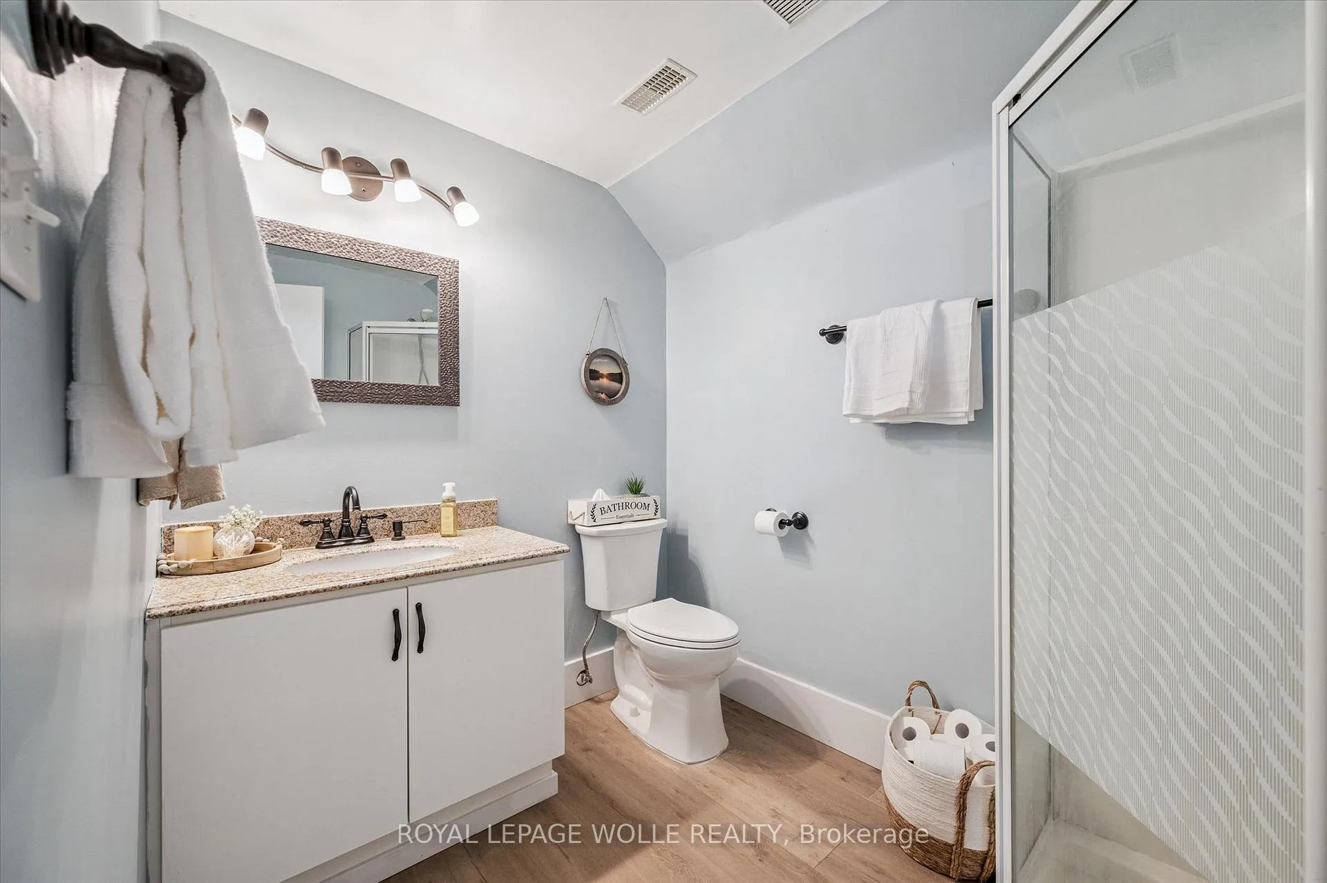 Photo 26 of 20 Ivy Crescent, Brant, Paris — HOMEH