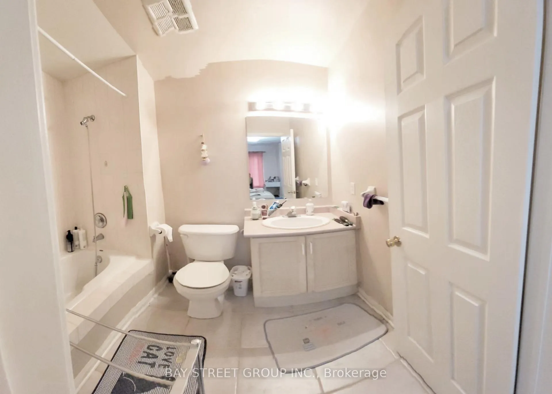 Photo 5 of Unit 17, 1 Alpen Way, Markham, Unionville — HOMEH