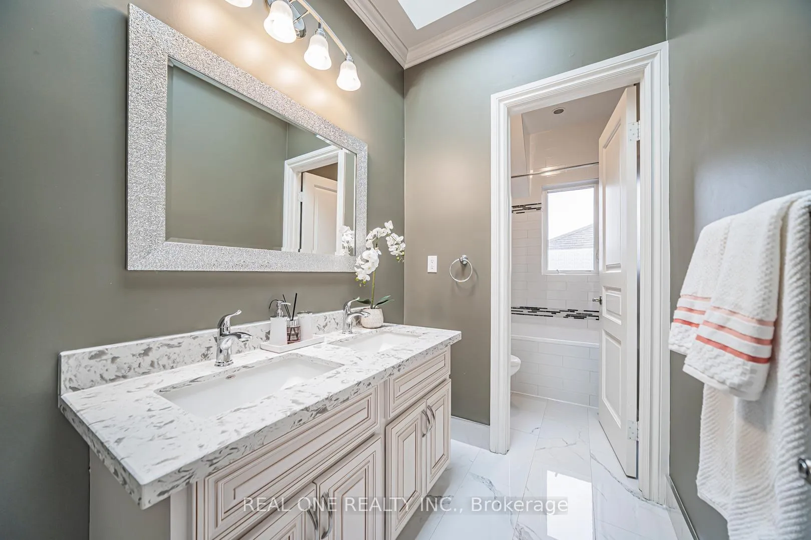 Photo 39 of 85 Dell Park Avenue, Toronto, Englemount-Lawrence — HOMEH