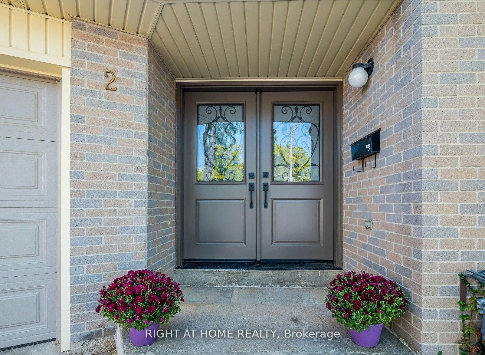 Photo 2 of 2 Giles Court, Etobicoke, Mount Olive-Silverstone-Jamestown — HOMEH