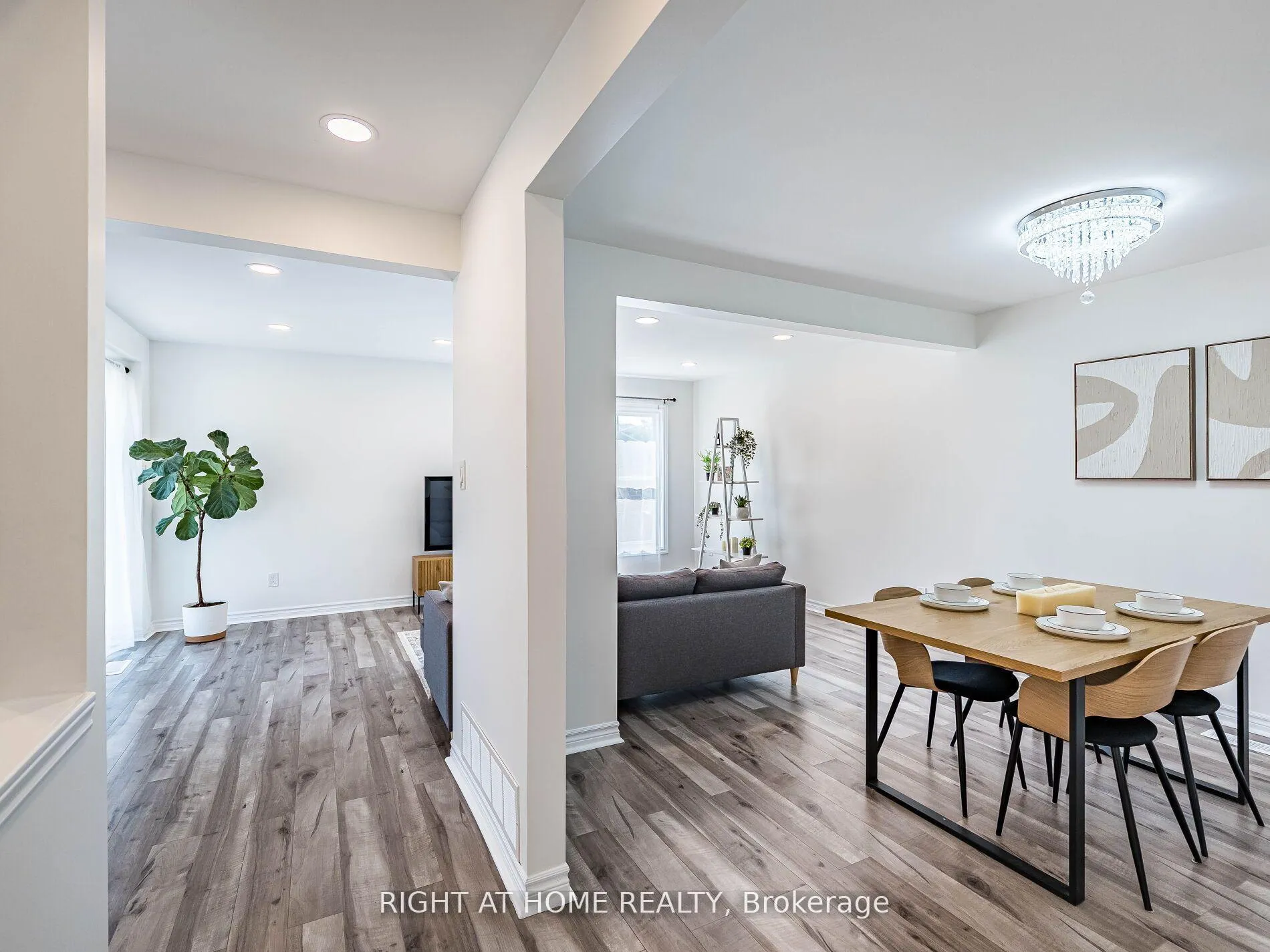 Photo 3 of 2 Giles Court, Etobicoke, Mount Olive-Silverstone-Jamestown — HOMEH