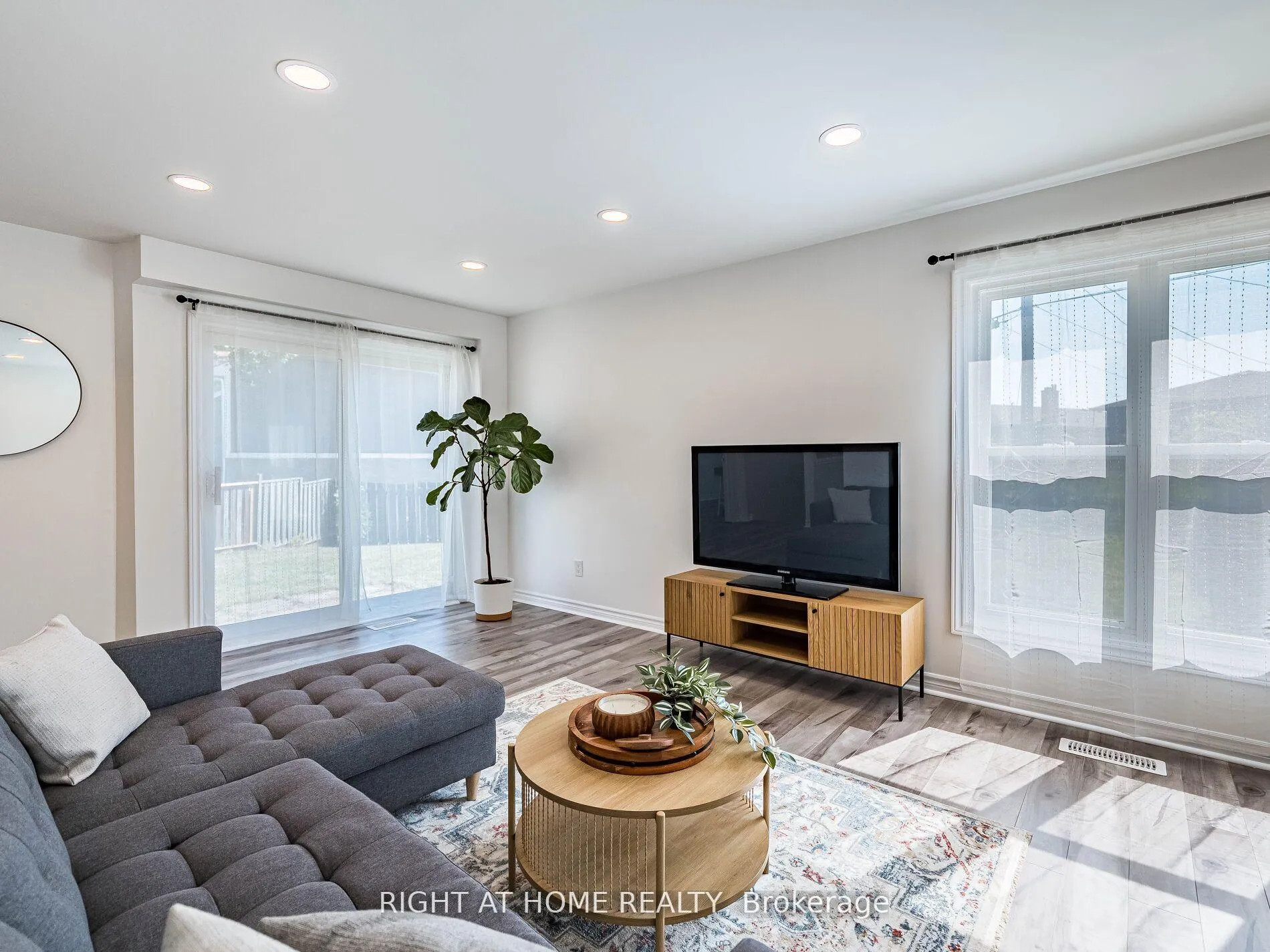 Photo 4 of 2 Giles Court, Etobicoke, Mount Olive-Silverstone-Jamestown — HOMEH