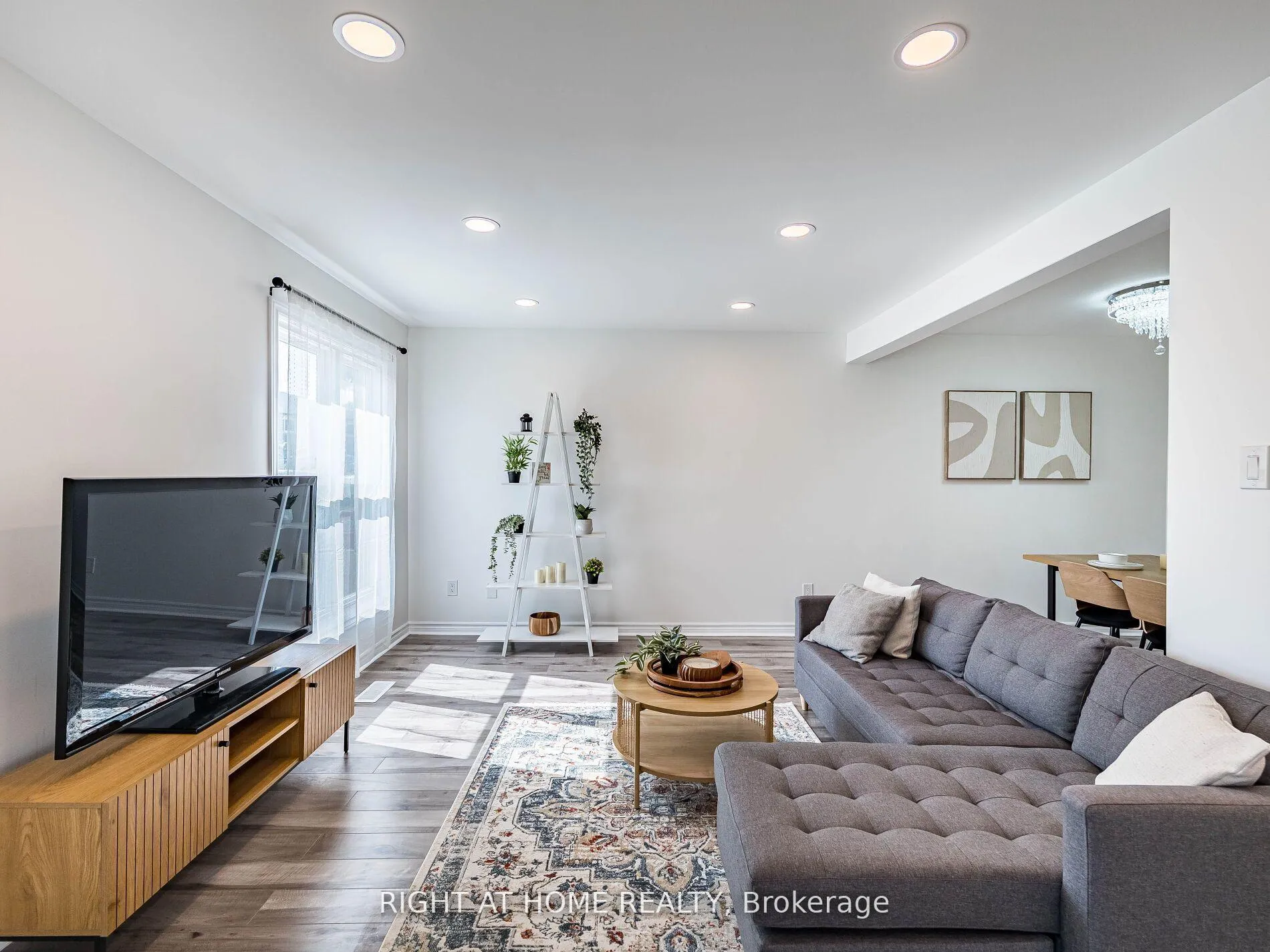 Photo 5 of 2 Giles Court, Etobicoke, Mount Olive-Silverstone-Jamestown — HOMEH