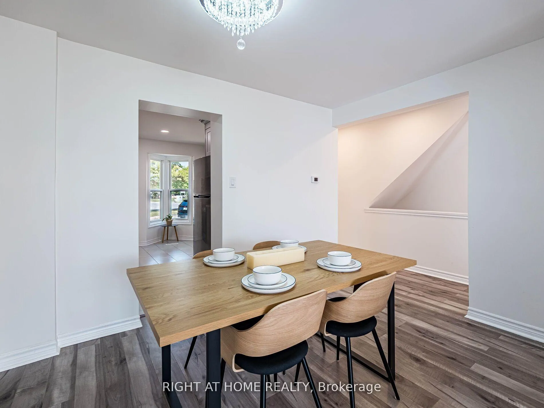 Photo 7 of 2 Giles Court, Etobicoke, Mount Olive-Silverstone-Jamestown — HOMEH