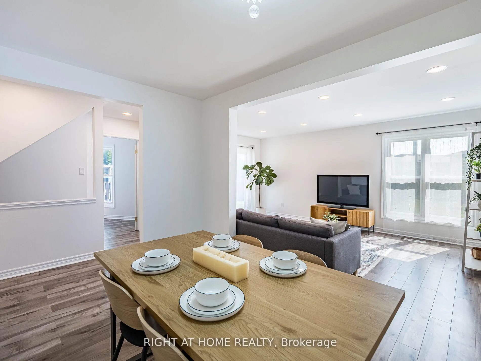 Photo 8 of 2 Giles Court, Etobicoke, Mount Olive-Silverstone-Jamestown — HOMEH