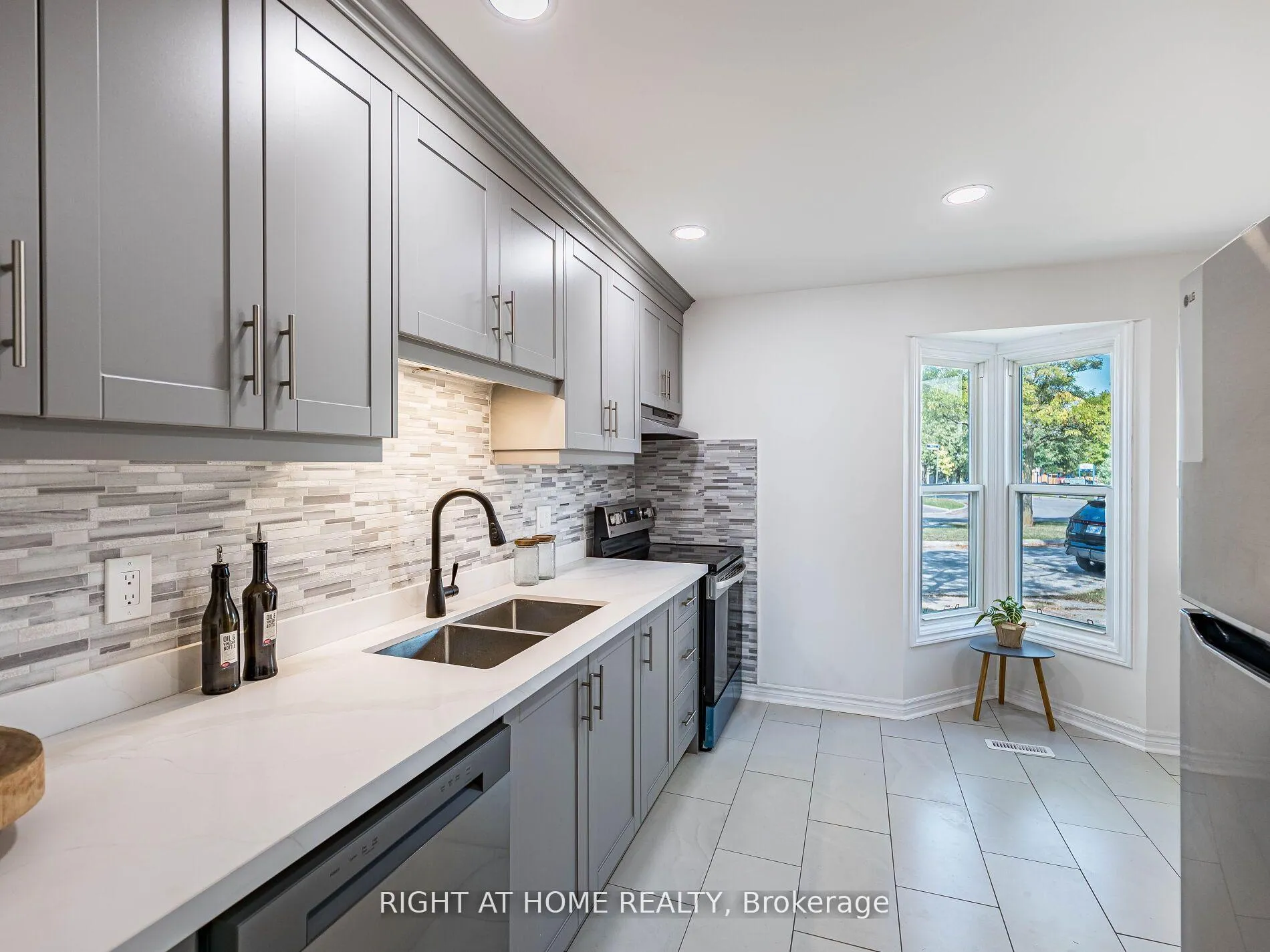 Photo 9 of 2 Giles Court, Etobicoke, Mount Olive-Silverstone-Jamestown — HOMEH