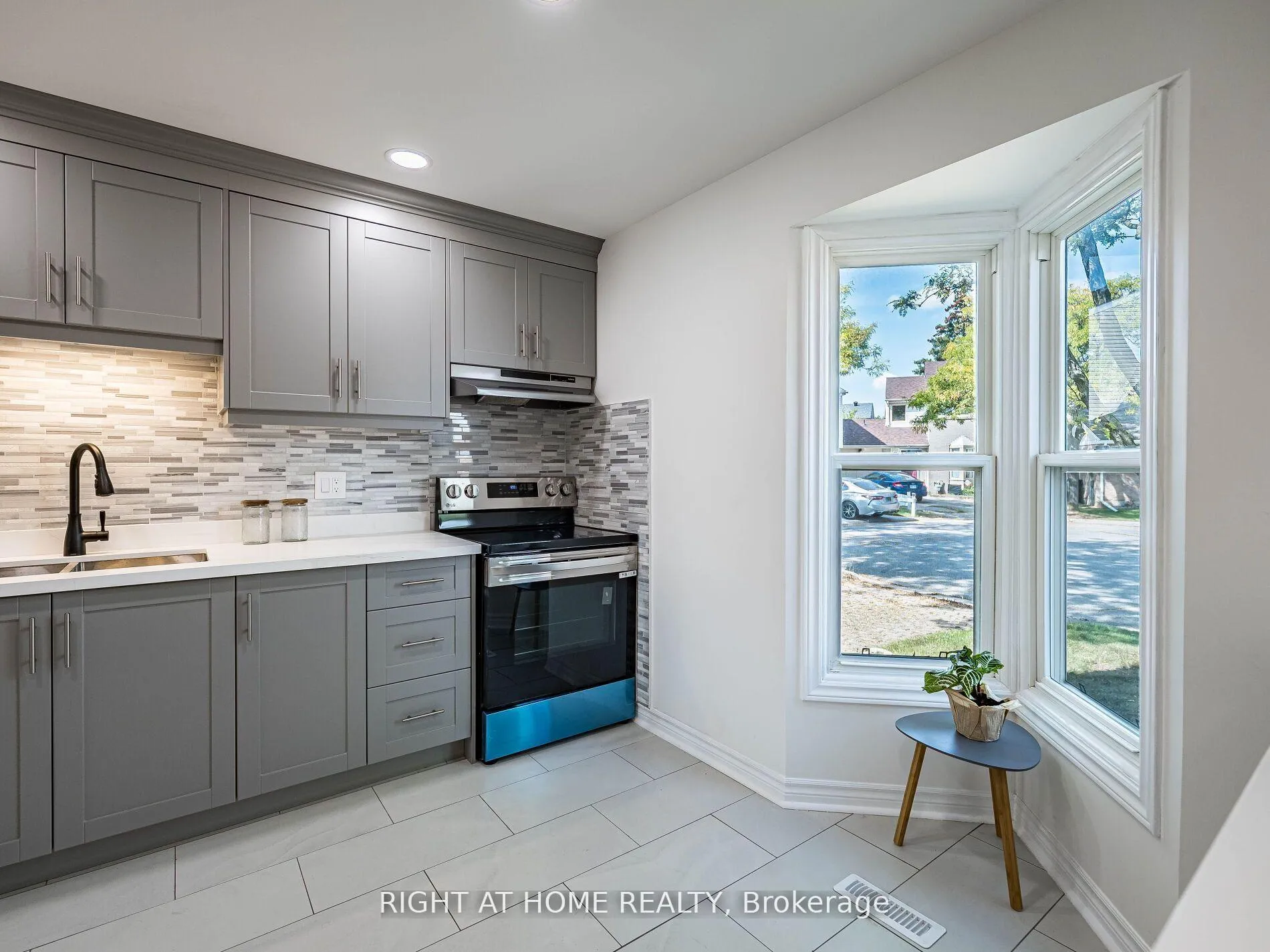 Photo 10 of 2 Giles Court, Etobicoke, Mount Olive-Silverstone-Jamestown — HOMEH