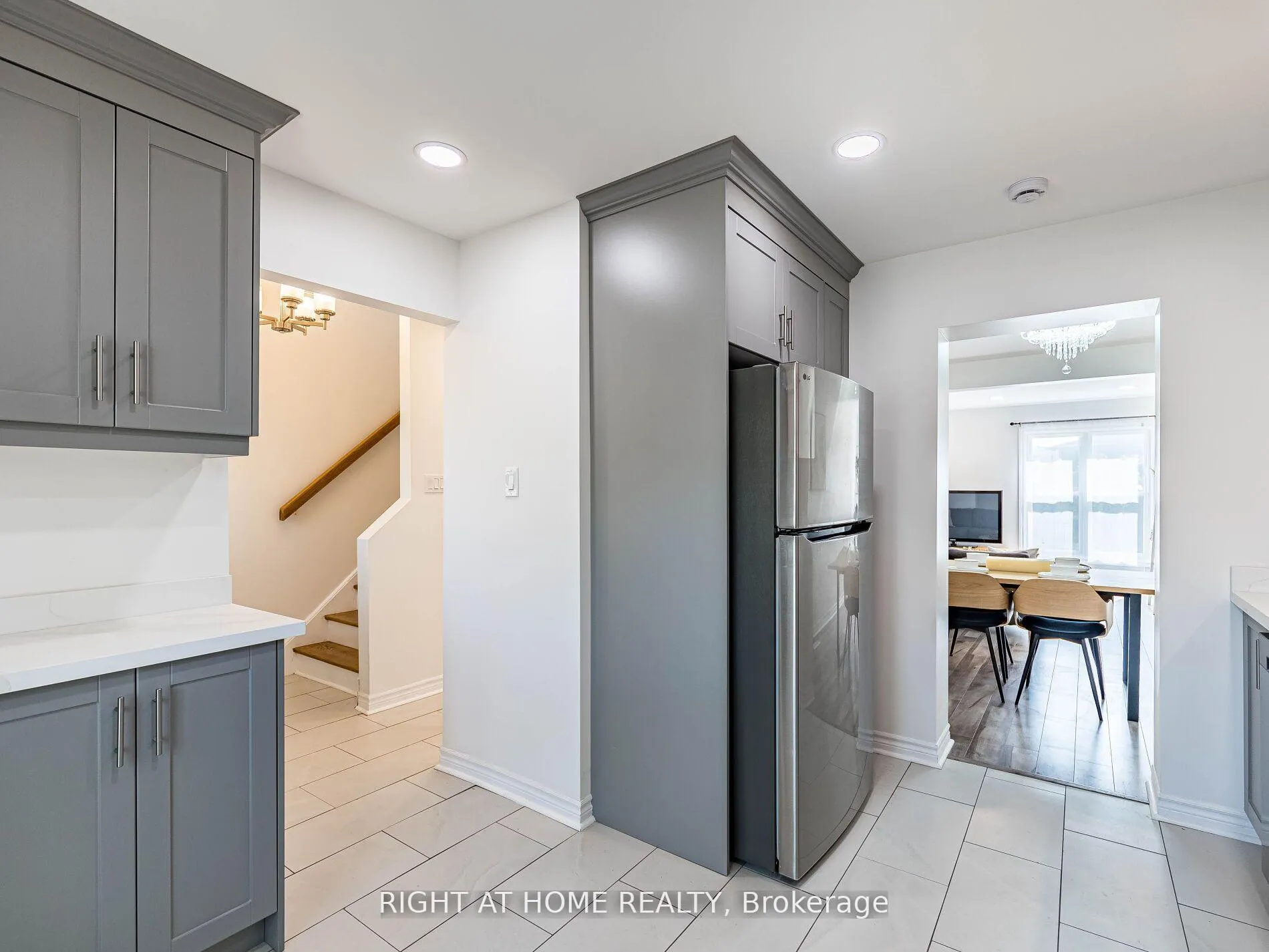Photo 11 of 2 Giles Court, Etobicoke, Mount Olive-Silverstone-Jamestown — HOMEH