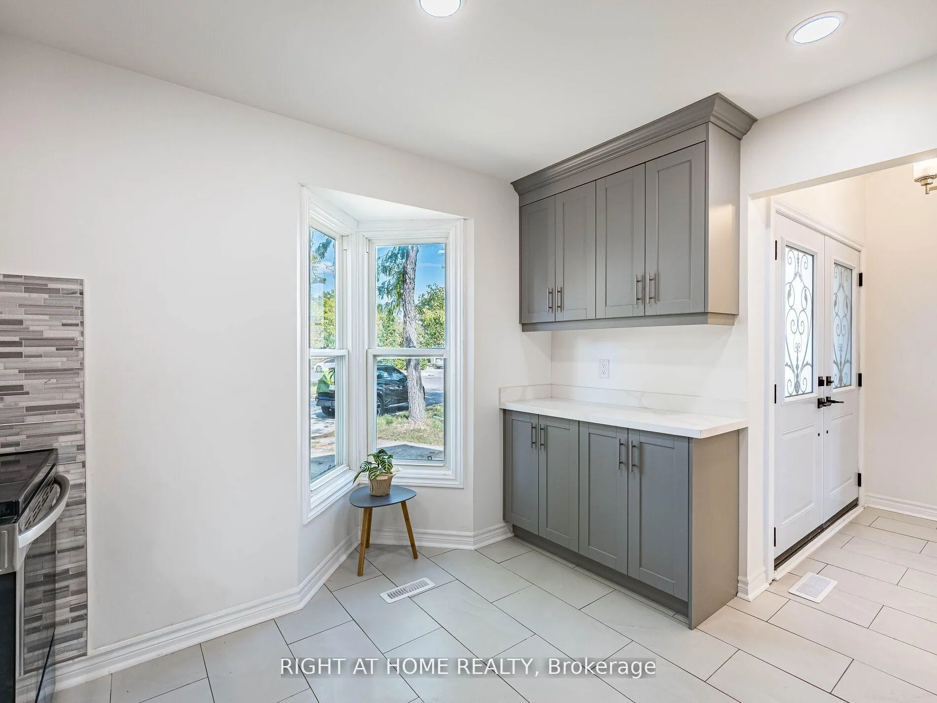Photo 12 of 2 Giles Court, Etobicoke, Mount Olive-Silverstone-Jamestown — HOMEH
