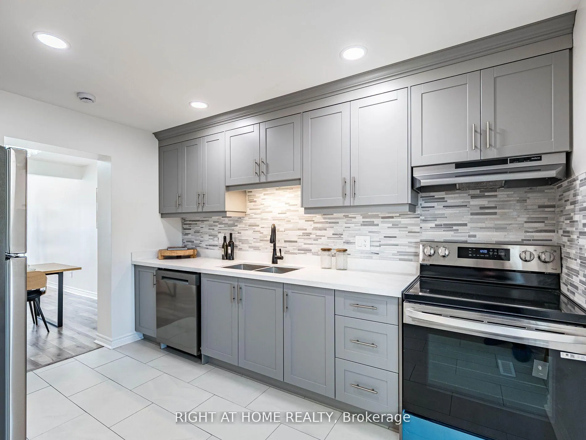 Photo 13 of 2 Giles Court, Etobicoke, Mount Olive-Silverstone-Jamestown — HOMEH