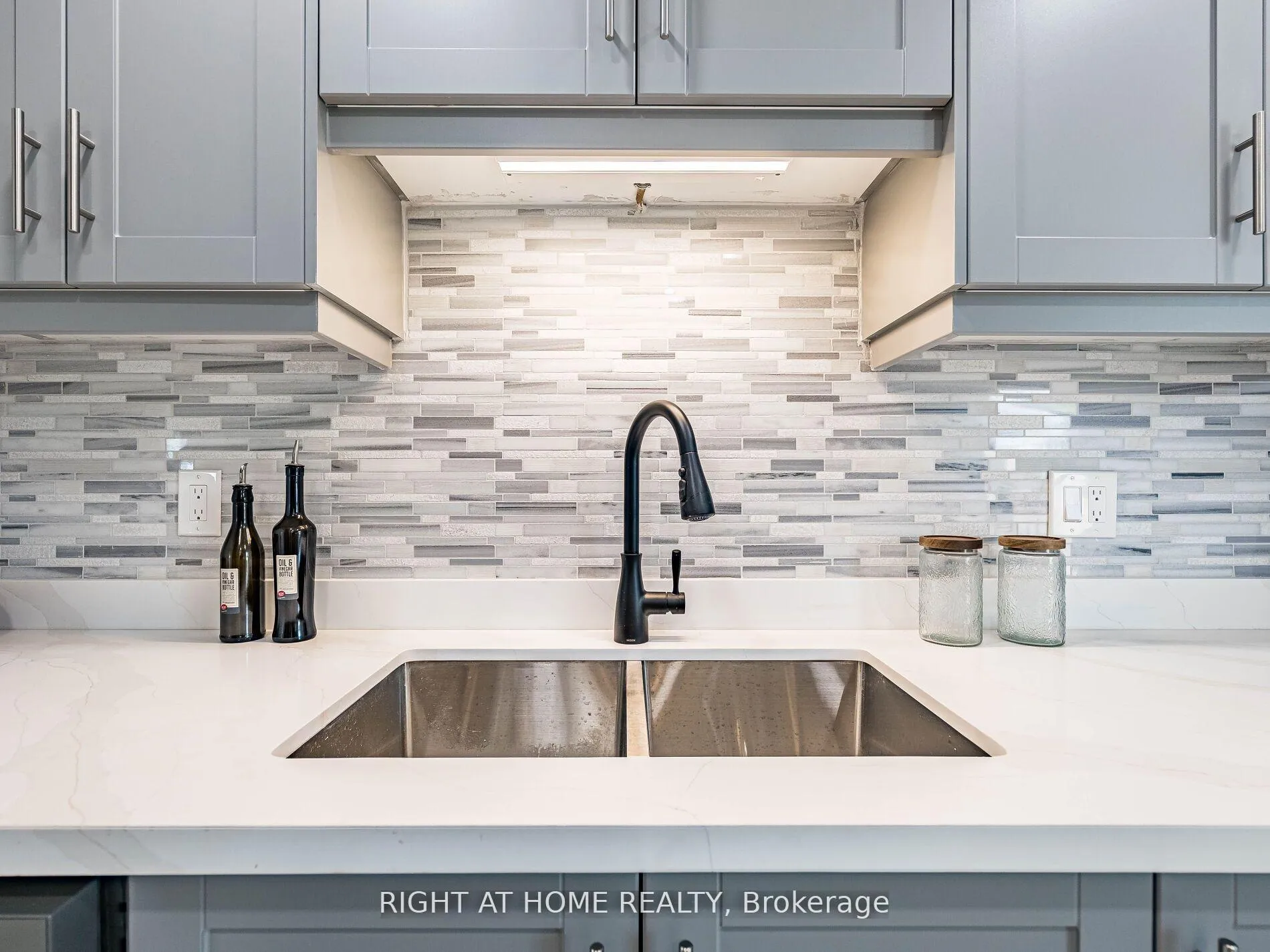 Photo 14 of 2 Giles Court, Etobicoke, Mount Olive-Silverstone-Jamestown — HOMEH