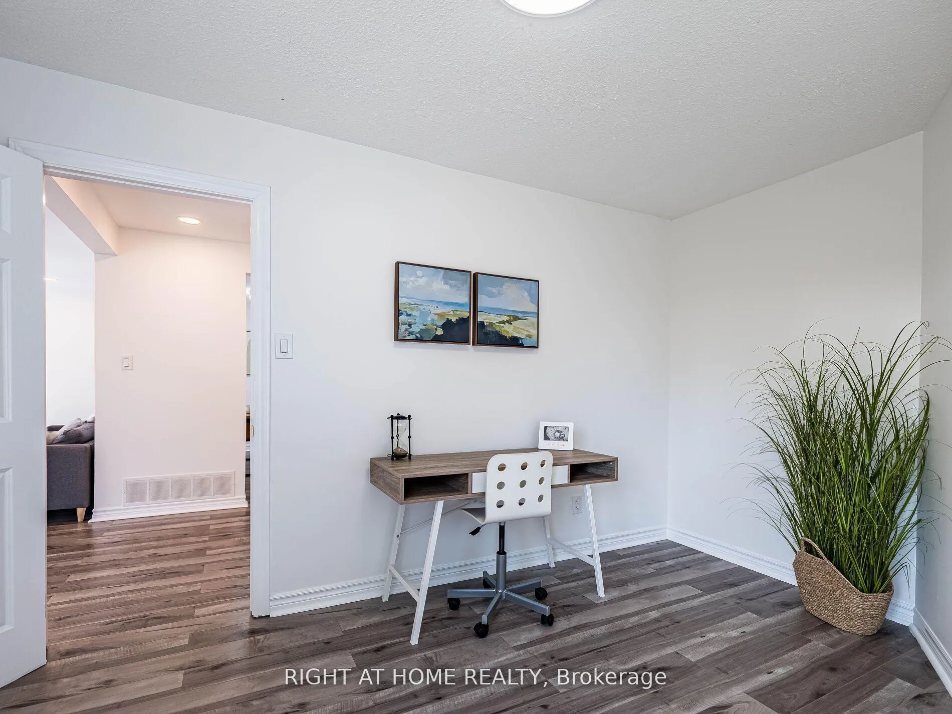 Photo 15 of 2 Giles Court, Etobicoke, Mount Olive-Silverstone-Jamestown — HOMEH