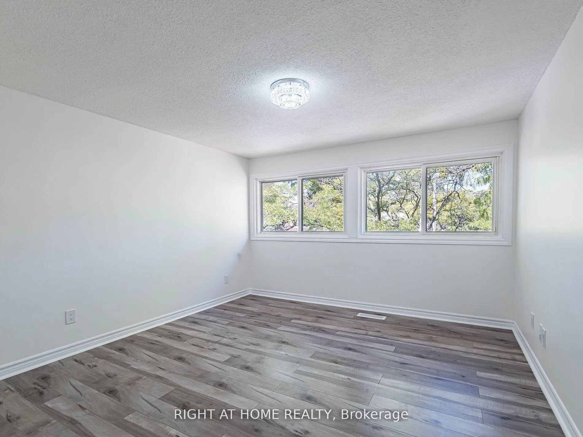 Photo 18 of 2 Giles Court, Etobicoke, Mount Olive-Silverstone-Jamestown — HOMEH