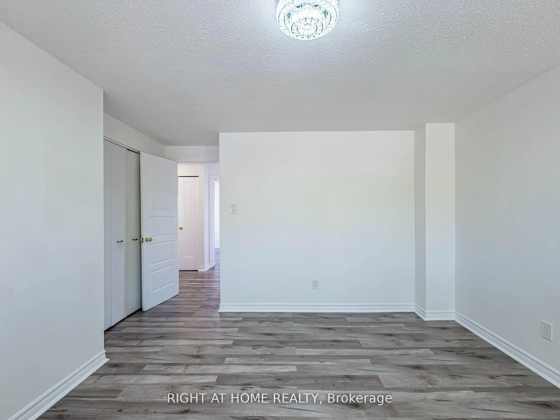 Photo 19 of 2 Giles Court, Etobicoke, Mount Olive-Silverstone-Jamestown — HOMEH