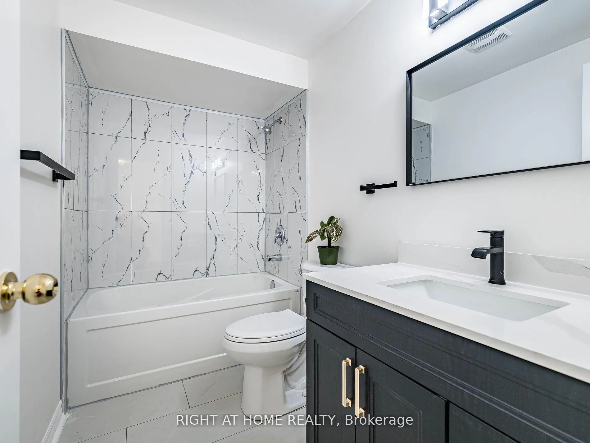 Photo 20 of 2 Giles Court, Etobicoke, Mount Olive-Silverstone-Jamestown — HOMEH