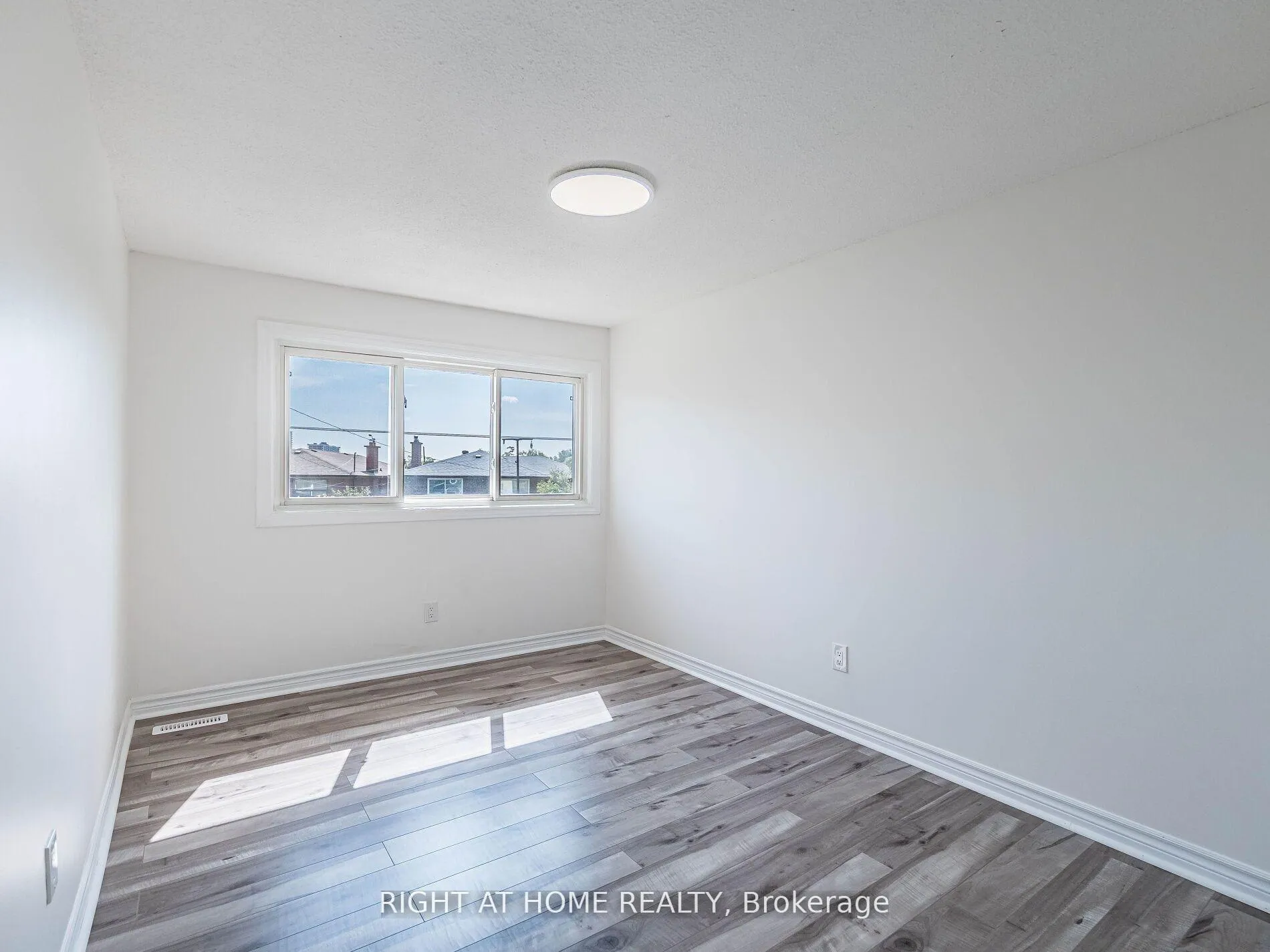Photo 21 of 2 Giles Court, Etobicoke, Mount Olive-Silverstone-Jamestown — HOMEH