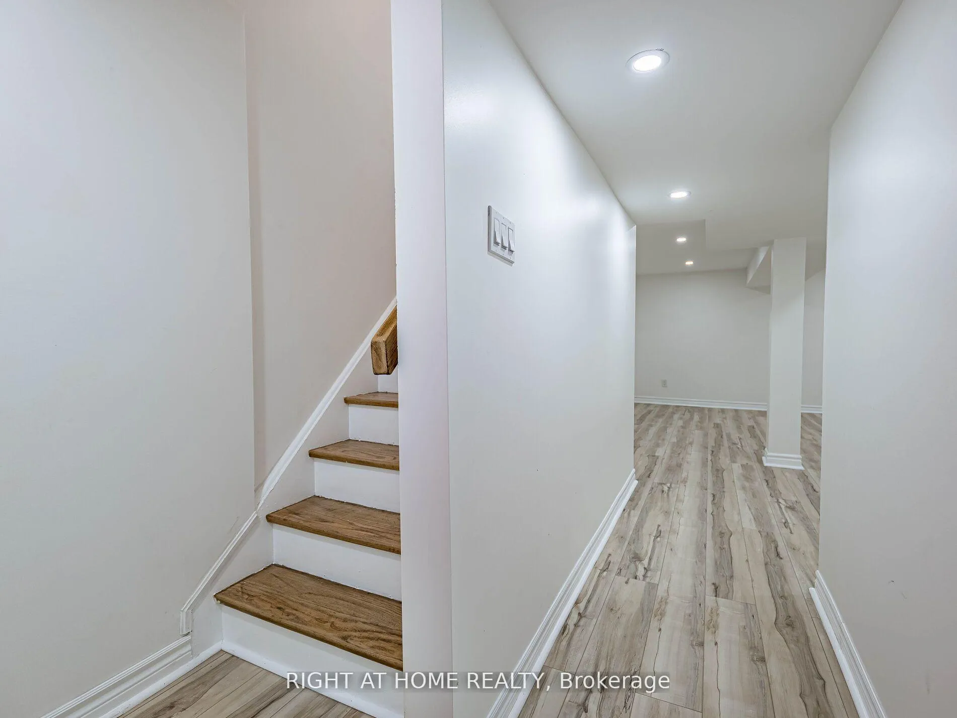 Photo 23 of 2 Giles Court, Etobicoke, Mount Olive-Silverstone-Jamestown — HOMEH