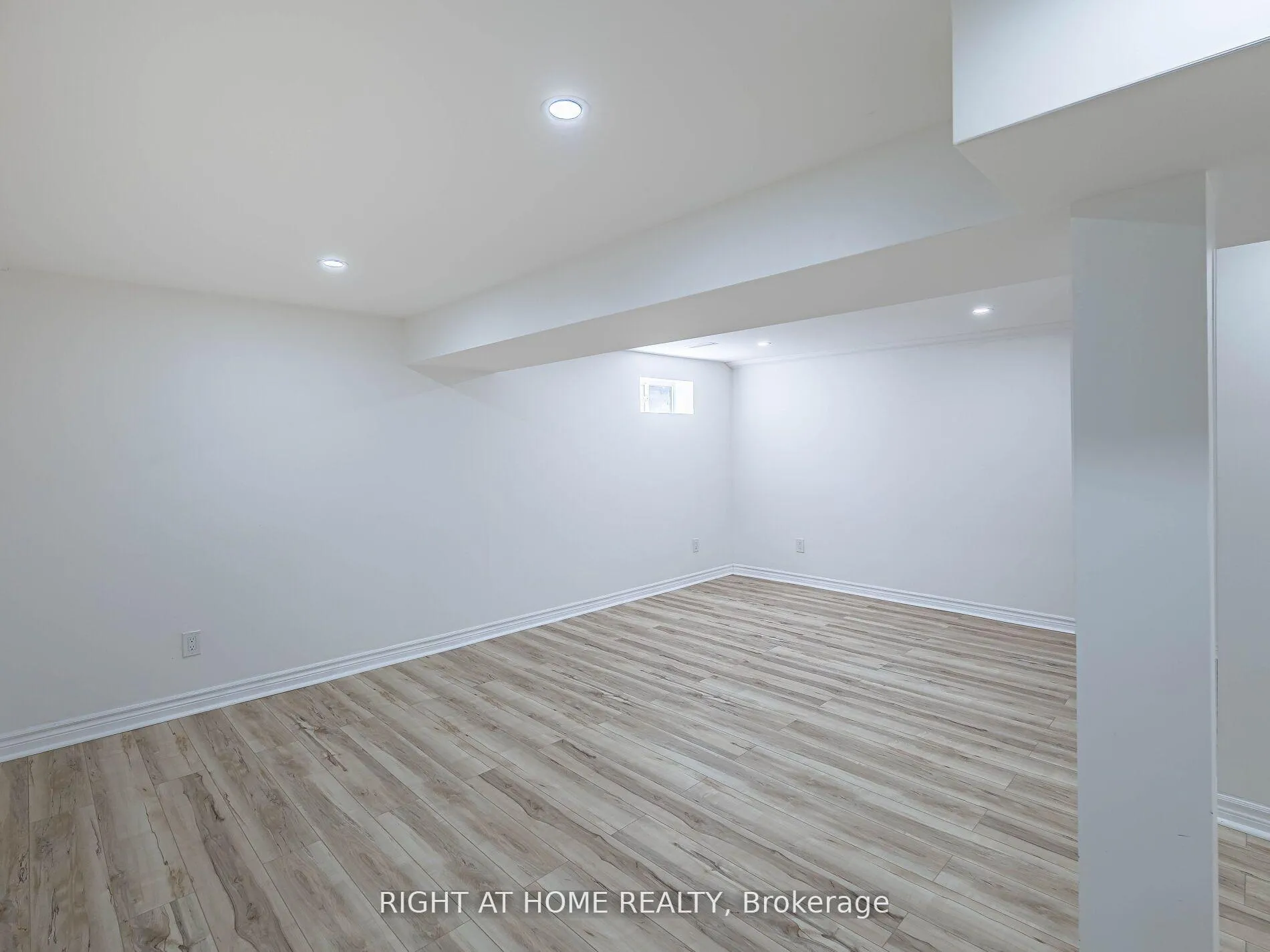 Photo 24 of 2 Giles Court, Etobicoke, Mount Olive-Silverstone-Jamestown — HOMEH