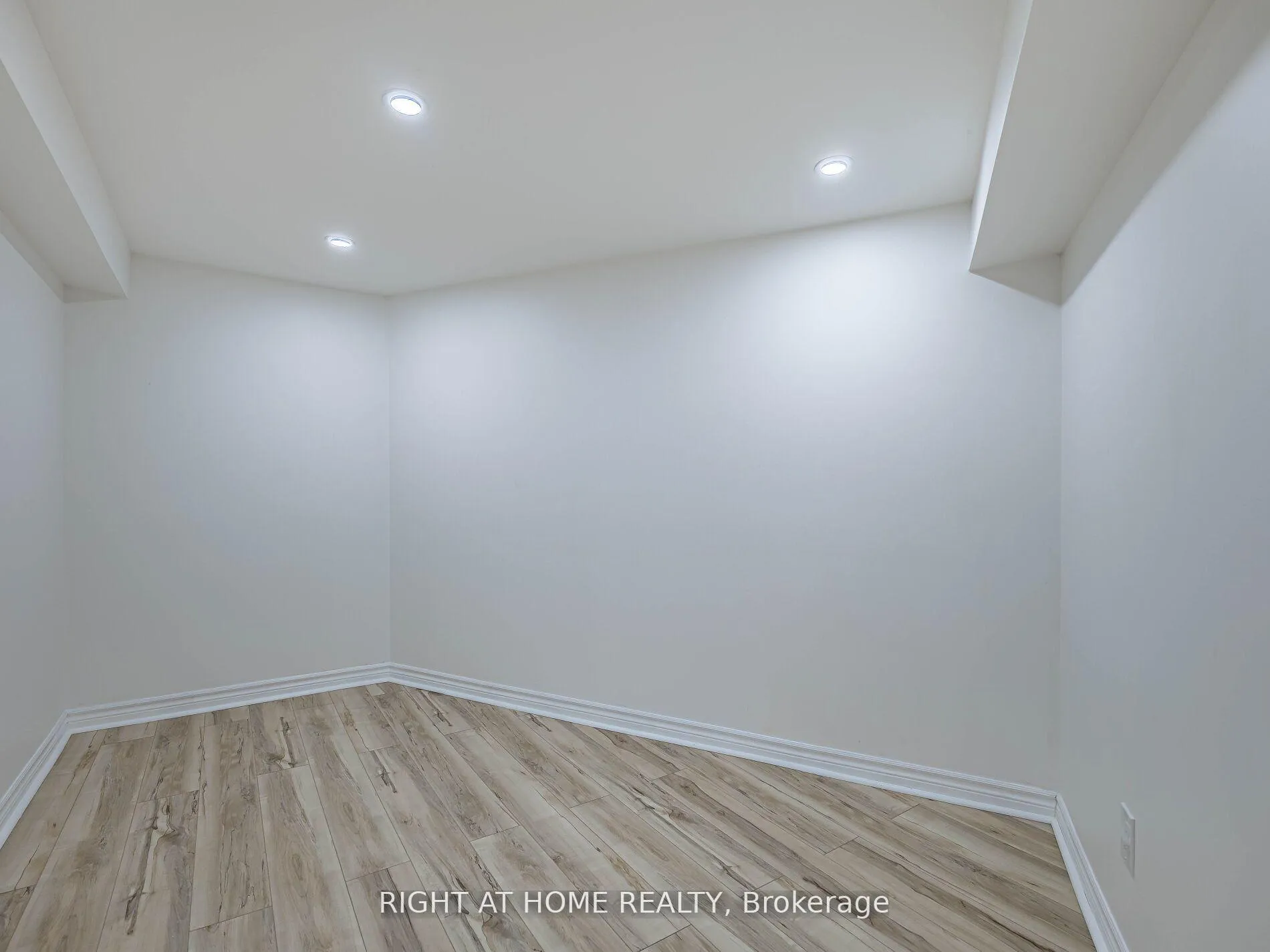 Photo 27 of 2 Giles Court, Etobicoke, Mount Olive-Silverstone-Jamestown — HOMEH