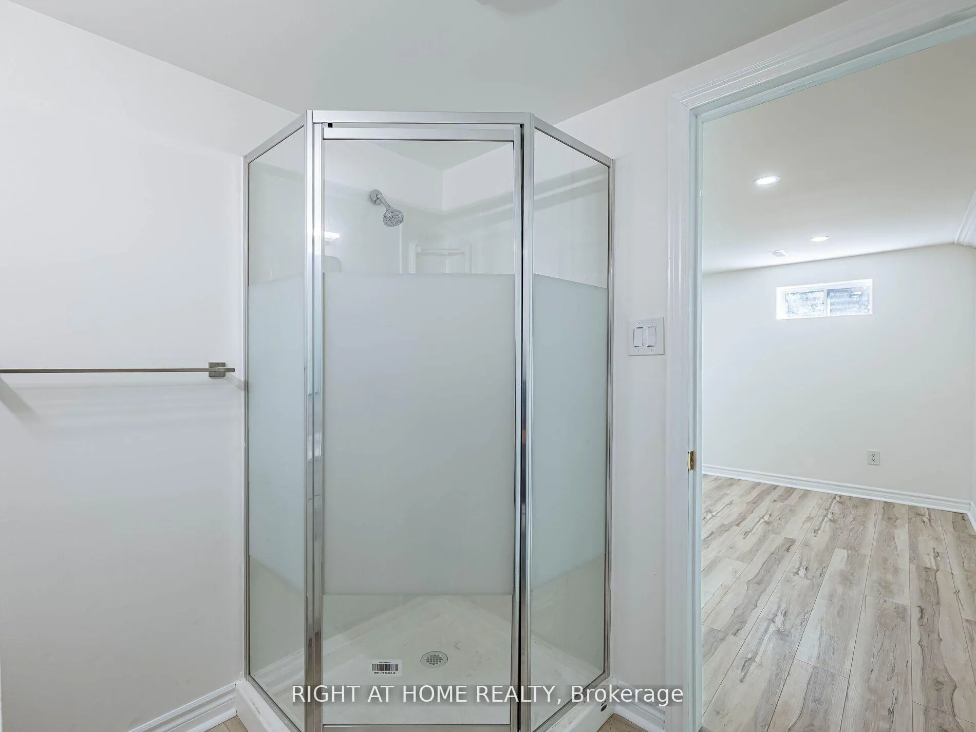 Photo 29 of 2 Giles Court, Etobicoke, Mount Olive-Silverstone-Jamestown — HOMEH