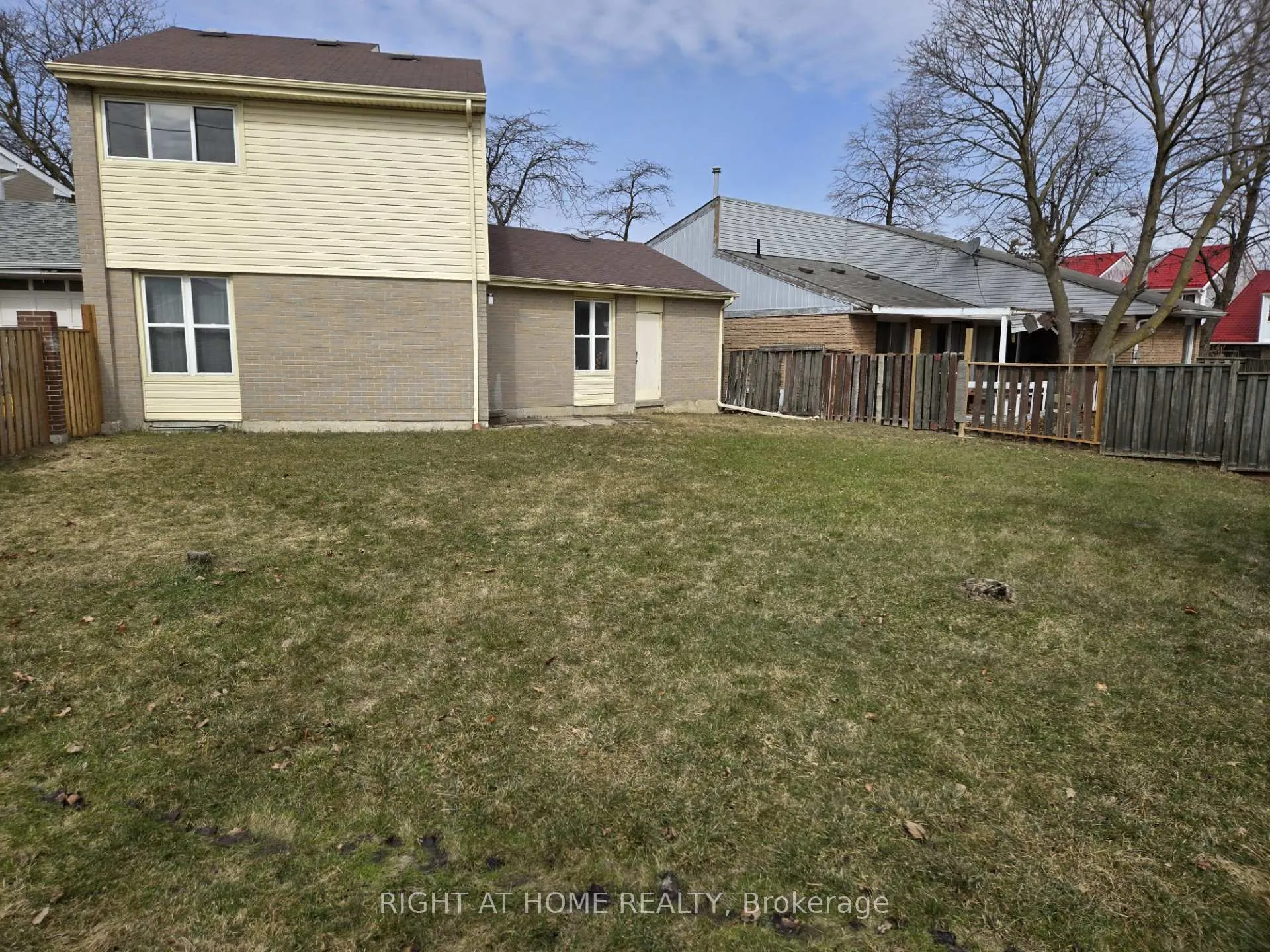 Photo 32 of 2 Giles Court, Etobicoke, Mount Olive-Silverstone-Jamestown — HOMEH