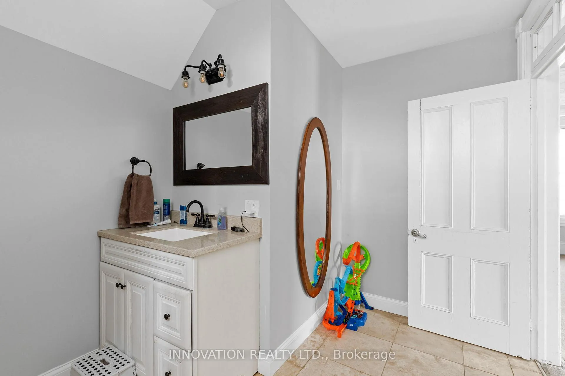 Photo 34 of 348 Donald B. Munro Drive, Ottawa, Carp — HOMEH